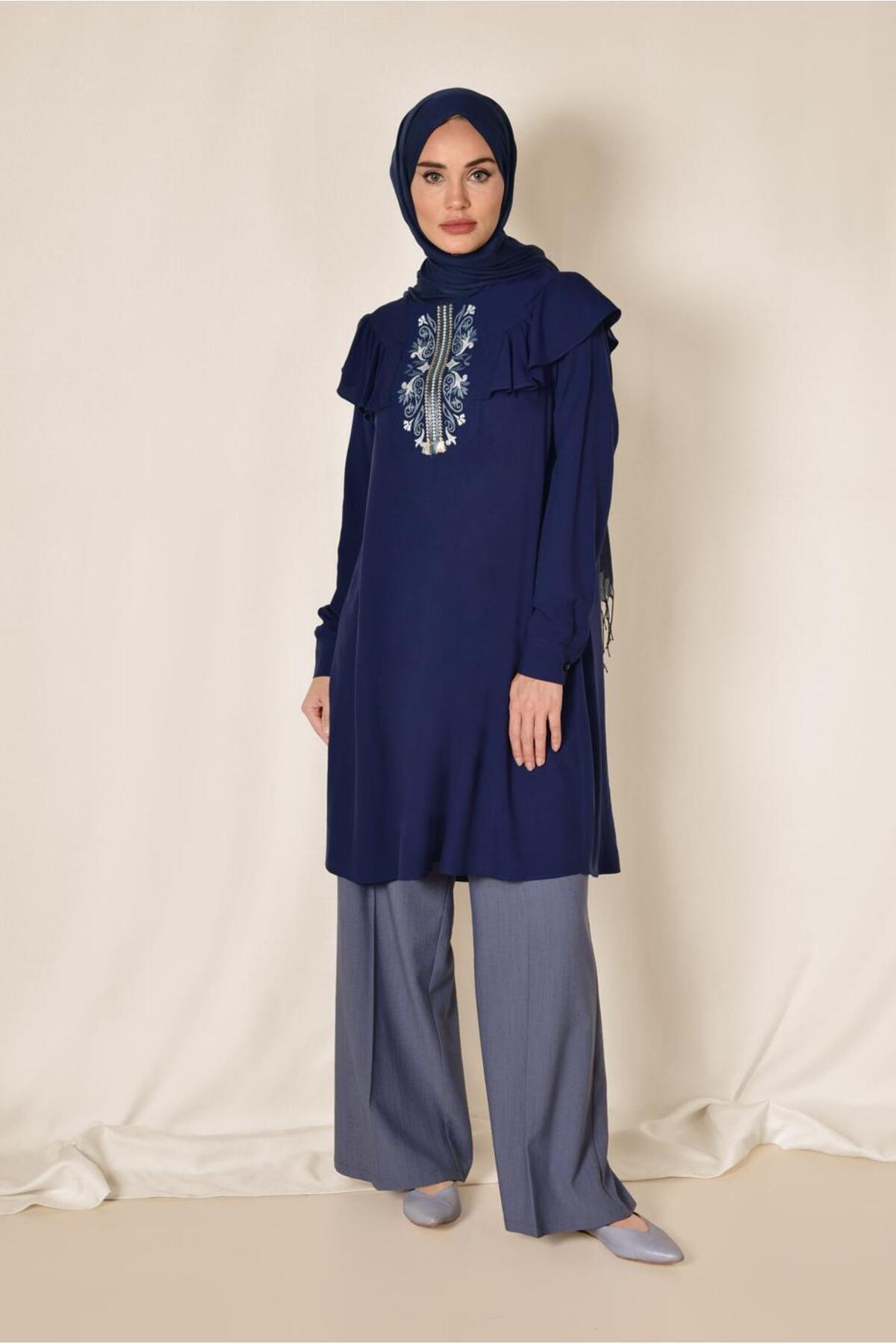 آلوینا تونیک با سرشانه‌های چین‌دار و پولک‌دوزی و جزئیات گلدوزی ۴۱۲۰