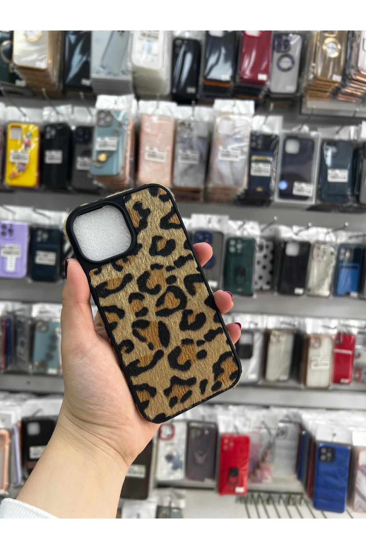 TECNOTREND Apple iPhone 15 Tüylü Leopar silikon kılıf