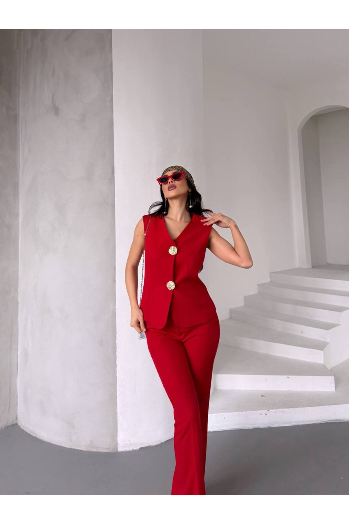 Ensemble veste et pantalon boutonné pour femme rouge avec détails dorés pour le bureau - Görsel 4