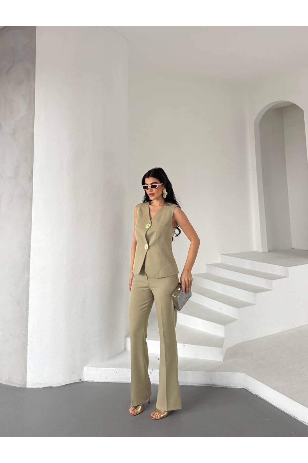 Ensemble veste et pantalon kaki femme à boutons dorés - Görsel 3