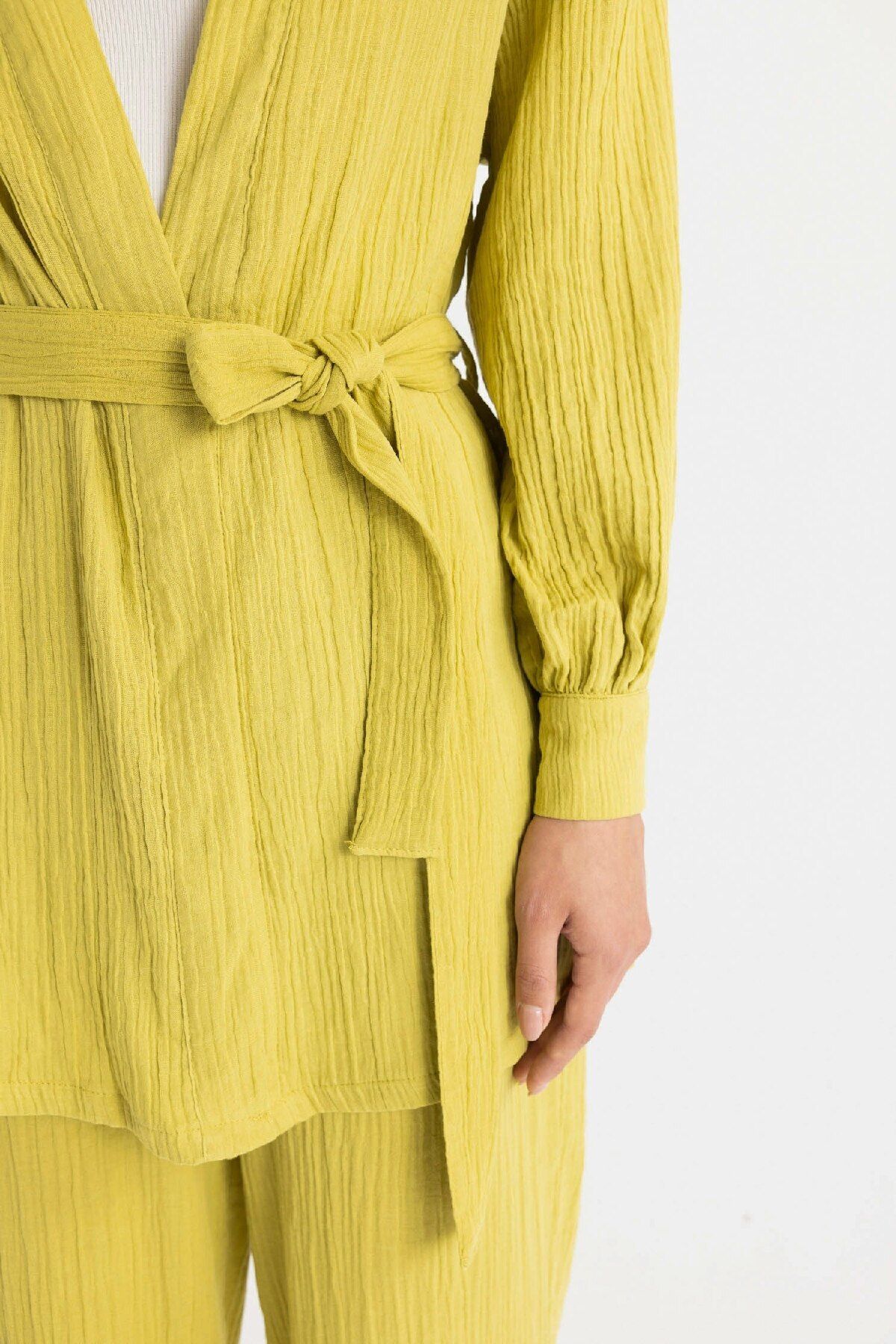 DeFacto-Model C9694AX24SM - Wygodne muślinowe kimono z dekoltem w kształcie litery V 5