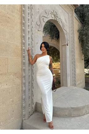 aytenli TEK OMUZ BÜZGÜLÜ YIRTMAÇLI MAXİ BOY BEYAZ ASTARLI ELBİSE