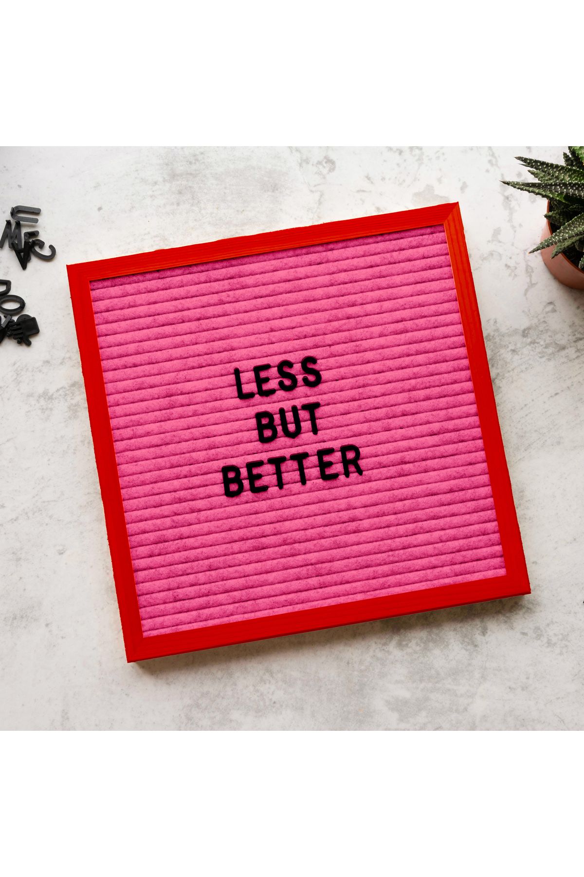 HippoDeco Dekoratif Pembe Keçe Zeminli Kırmızı Ahşap Çerçeveli Harf Panosu, Letter Board (Siyah Harf)