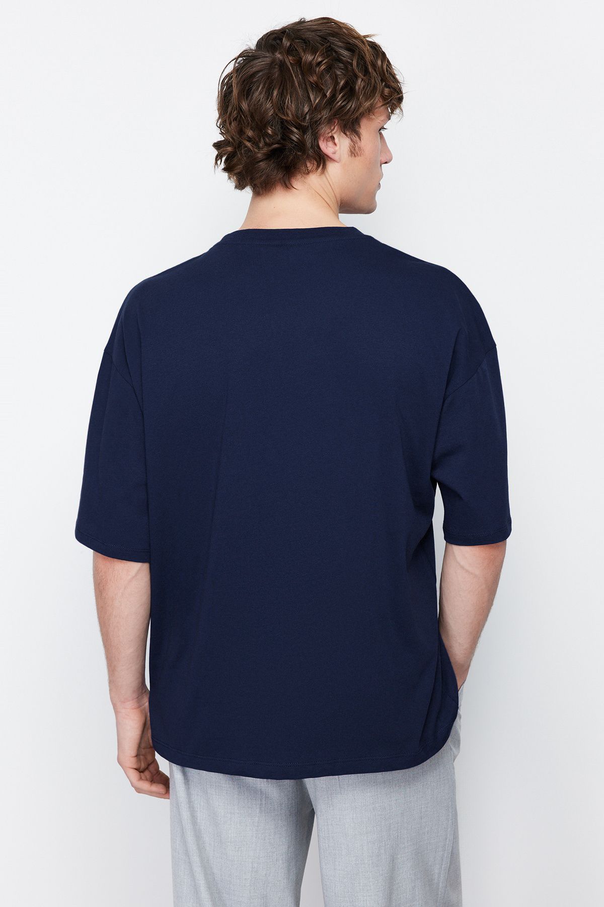 Trendyol Collection-Granatowy T-shirt oversize, 100% bawełny, z okrągłym dekoltem - TMNSS22TS0318 2