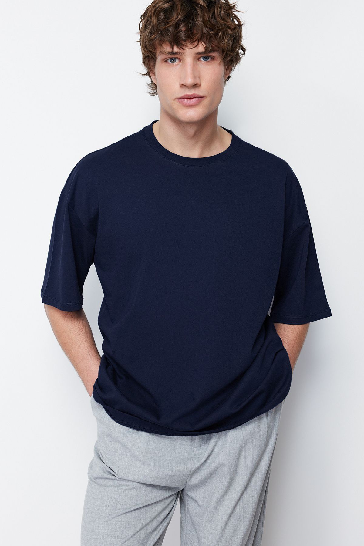Trendyol Collection-Granatowy T-shirt oversize, 100% bawełny, z okrągłym dekoltem - TMNSS22TS0318 5