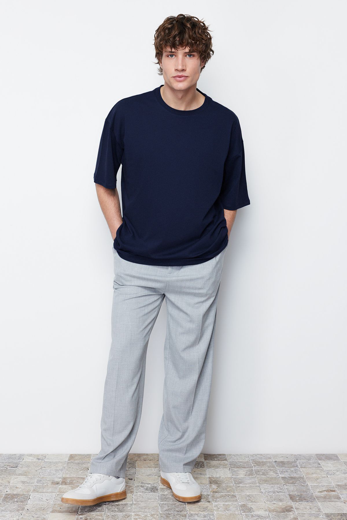 Trendyol Collection-Granatowy T-shirt oversize, 100% bawełny, z okrągłym dekoltem - TMNSS22TS0318 3