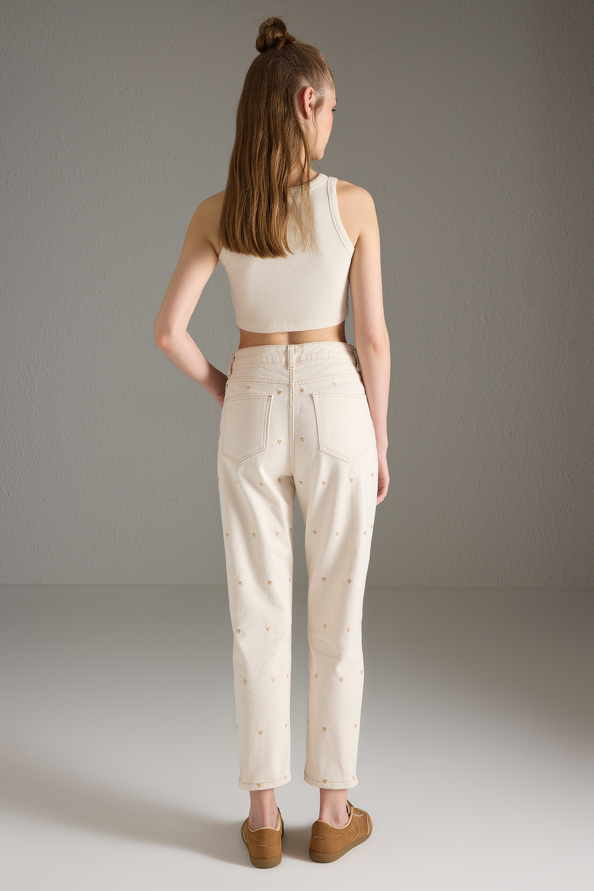 Trendyol Collection Beigefarbene Mom-Jeans mit hoher Taille und Herz-Stickerei TWOSS25JE00269