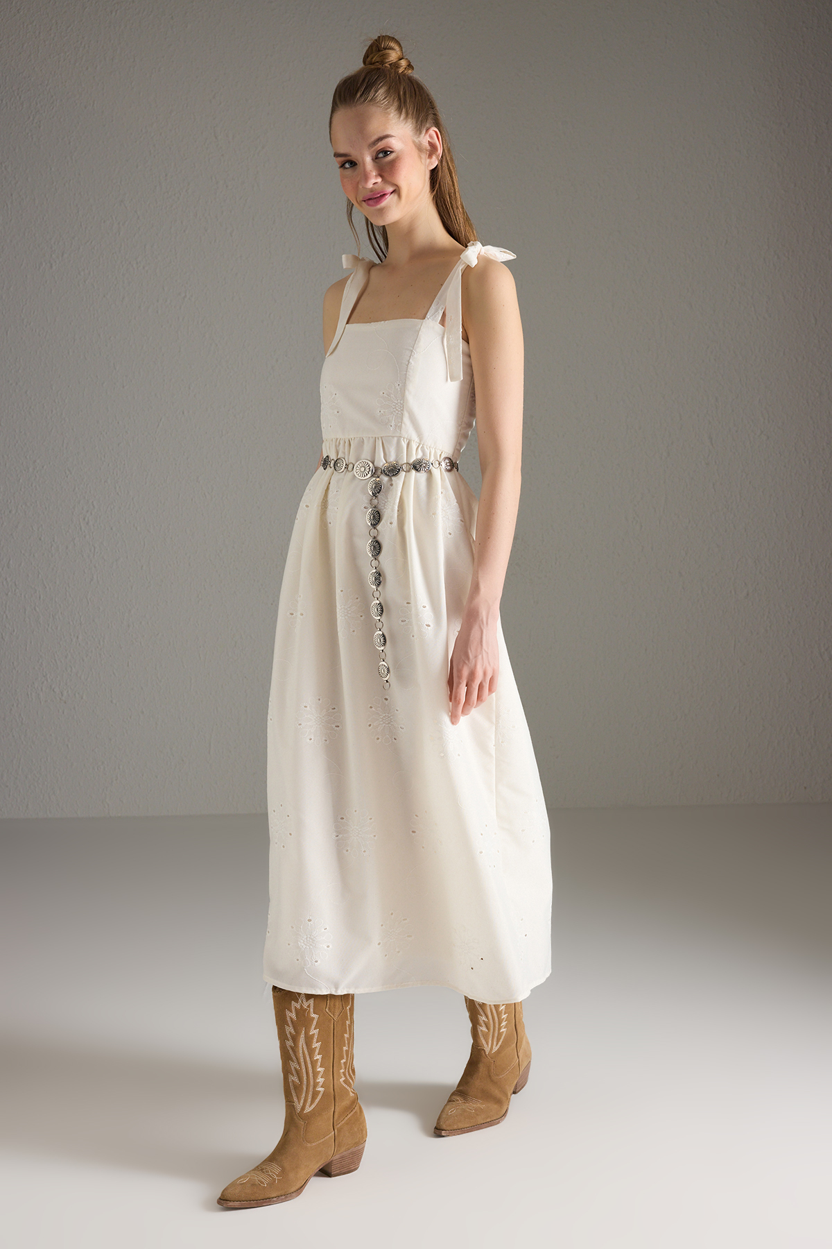Trendyolmilla Beyaz Rahat Kesim Brode Maxi Dokuma Elbise TWOSS25EL00585