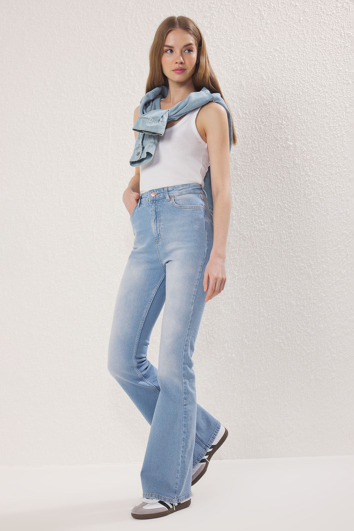 Trendyol Collection Jasnoniebieskie Jeansy Dzwony Z Wysokim Stanem Kobieta - 42