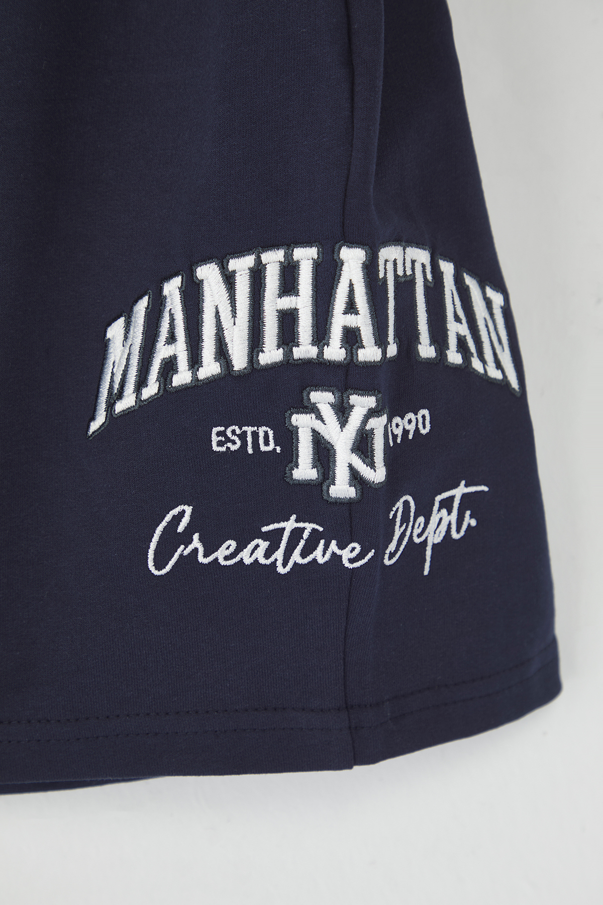 Trendyolmilla  Lacivert Oversize/Geniş Kesim Manhattan Nakışlı Şort & Bermuda TMNSS25SR00036 - Görsel 7