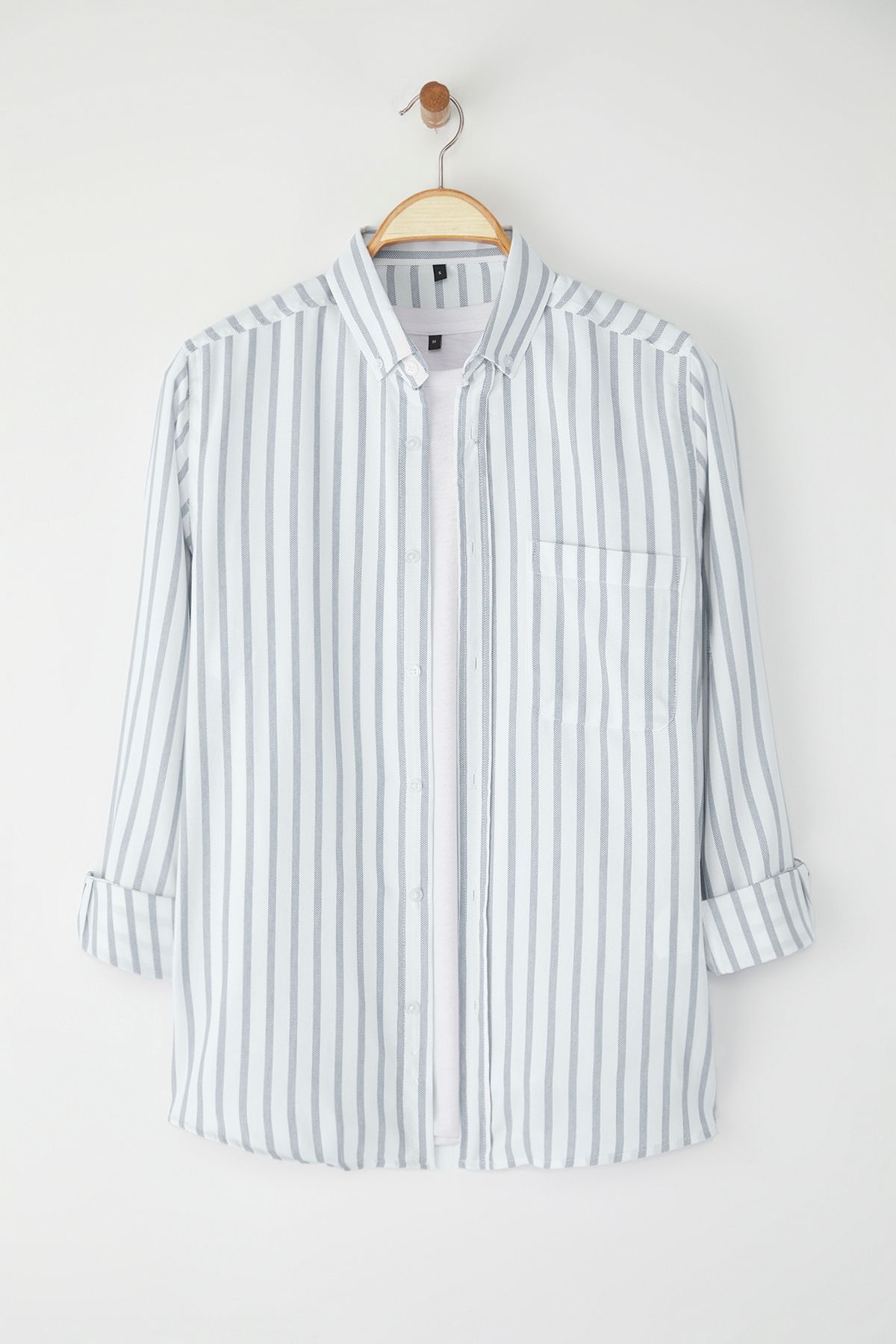 Trendyol Collection-Khakifarbenes, gestreiftes Oxford-Herrenhemd mit normaler Passform und leicht zu bügeln TMNSS25GO00078 1