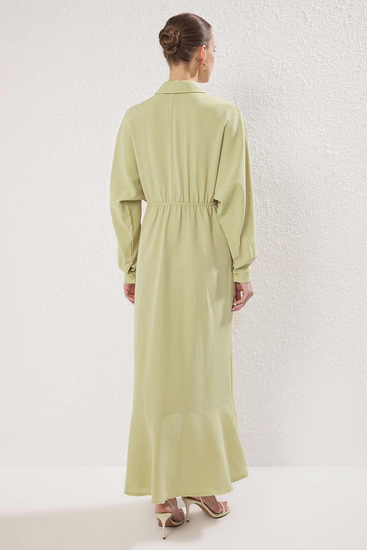 Trendyol Modest-Khakifarbenes, gewebtes Hemdkleid mit Leinenanteil TCTSS25EB00103 4