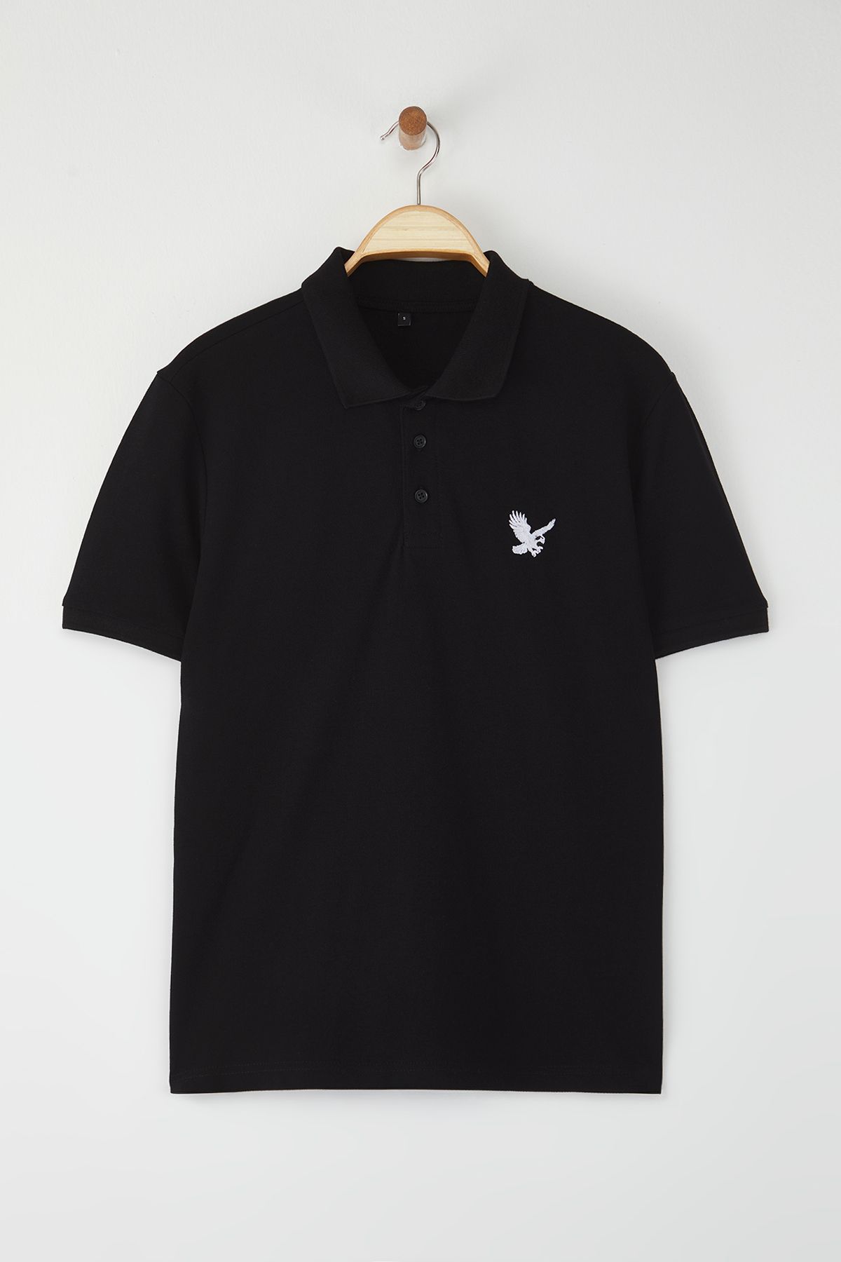 Trendyol Collection-Schwarzes T-Shirt mit normaler Passform und Adler-Stickerei und Polo-Ausschnitt TMNSS25PO00017 2