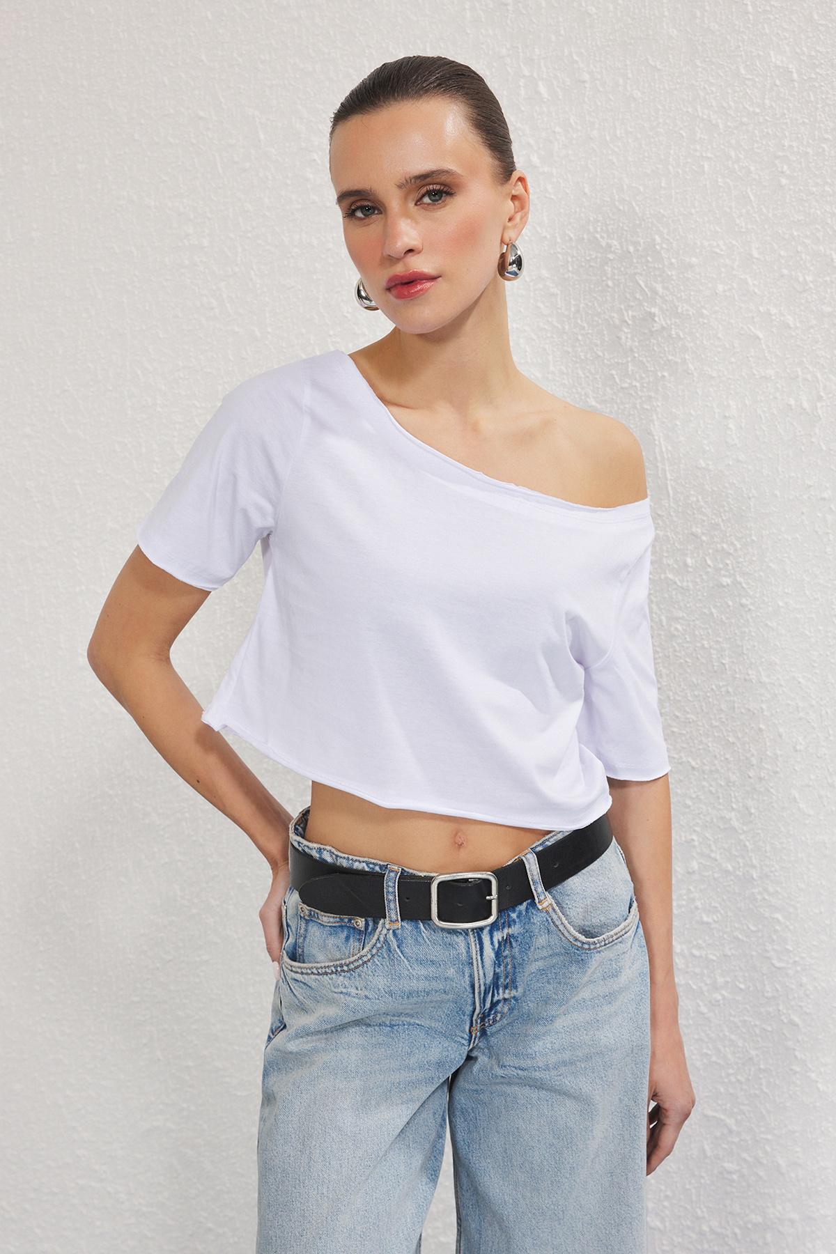 Trendyolmilla  Siyah-Beyaz 2'li Paket %100 Pamuk Asimetrik Kayık Yaka Crop Örme T-Shirt TWOSS25TS00194 - Görsel 2