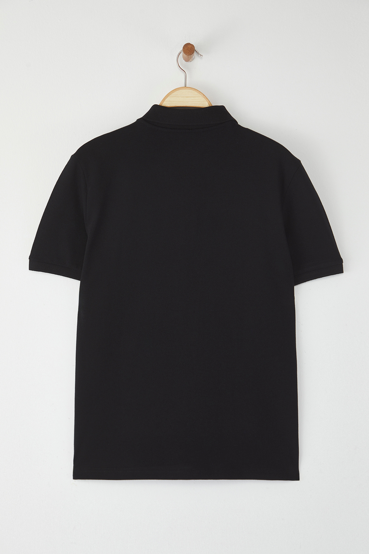 Trendyol Collection-Schwarzes T-Shirt mit normaler Passform und Adler-Stickerei und Polo-Ausschnitt TMNSS25PO00017 5