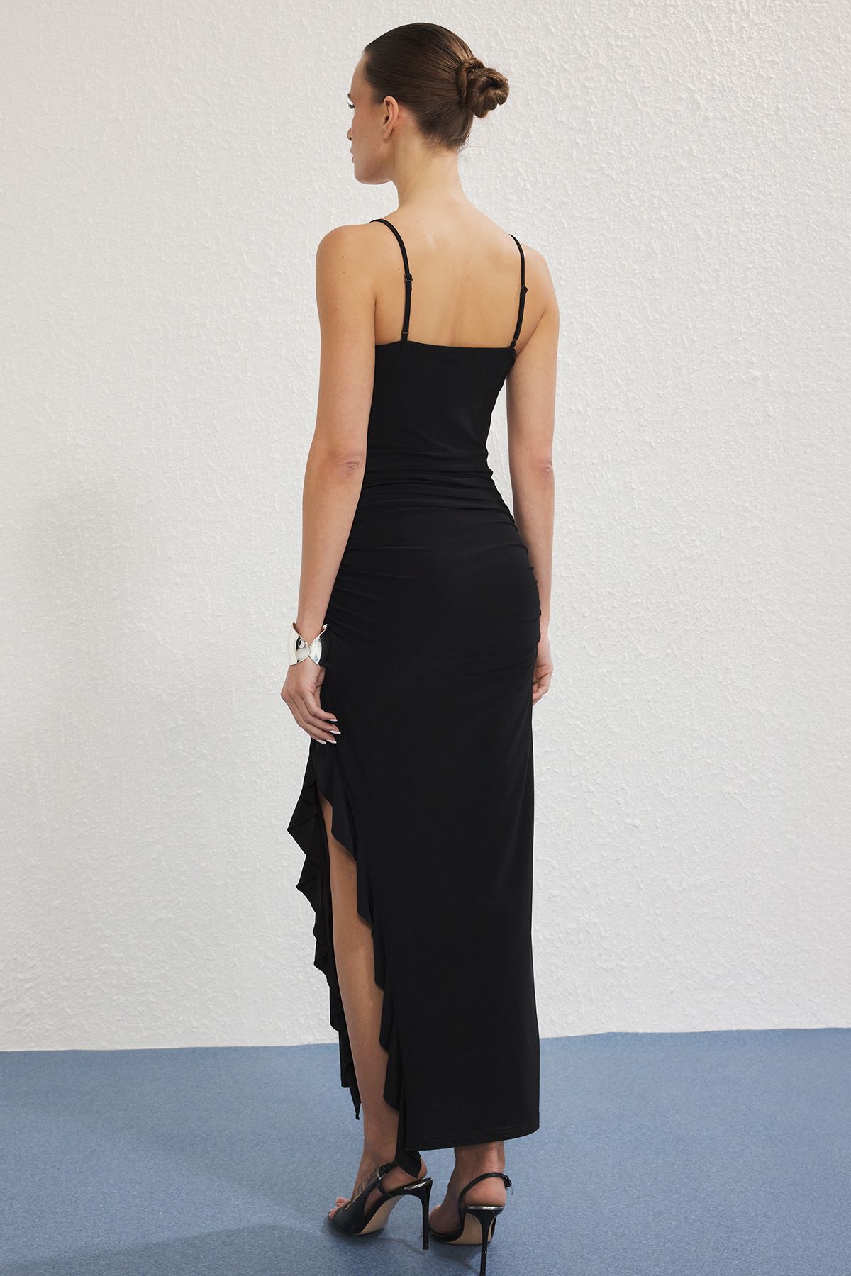 Trendyol Collection-Černé šněrovací šaty s volánkovým rozparkem, elastické maxi pletené šaty TWOSS25EL00782 4