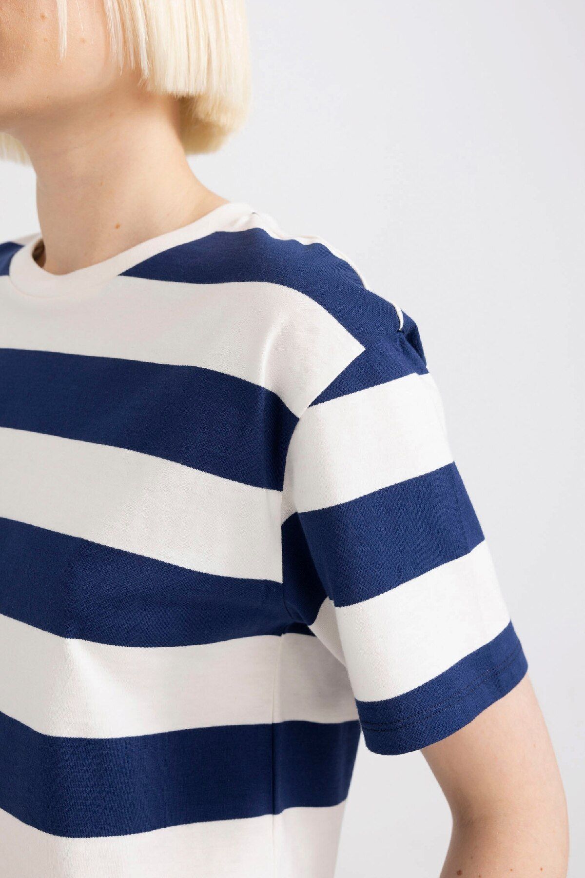 DeFacto-Boxy Fit Crew Neck Striped Basic Short Sleeve T-Shirt C6198Ax24Sm 4