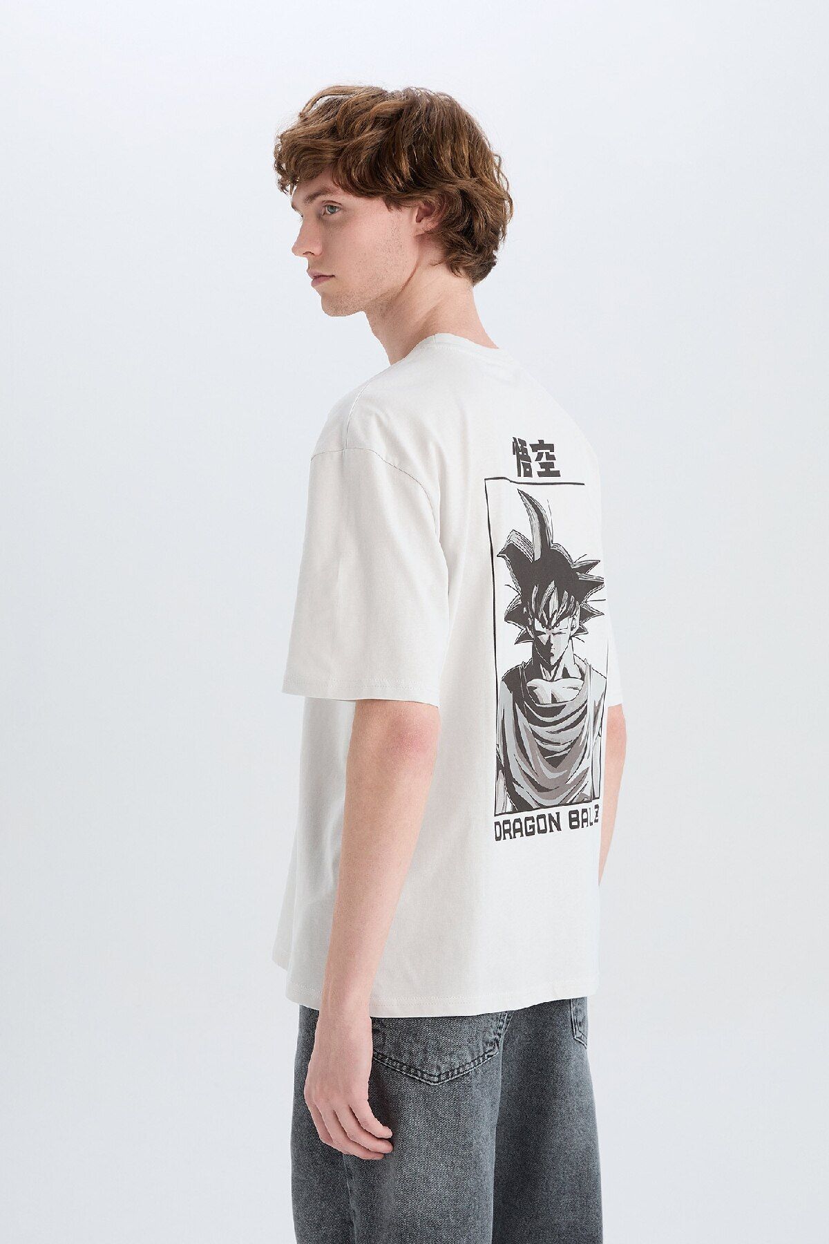 DeFacto-100 % Baumwolle Dragon Ball Boxy Fit Rundhalsausschnitt hinten bedrucktes Kurzarm-T-Shirt D6777ax25sp 1