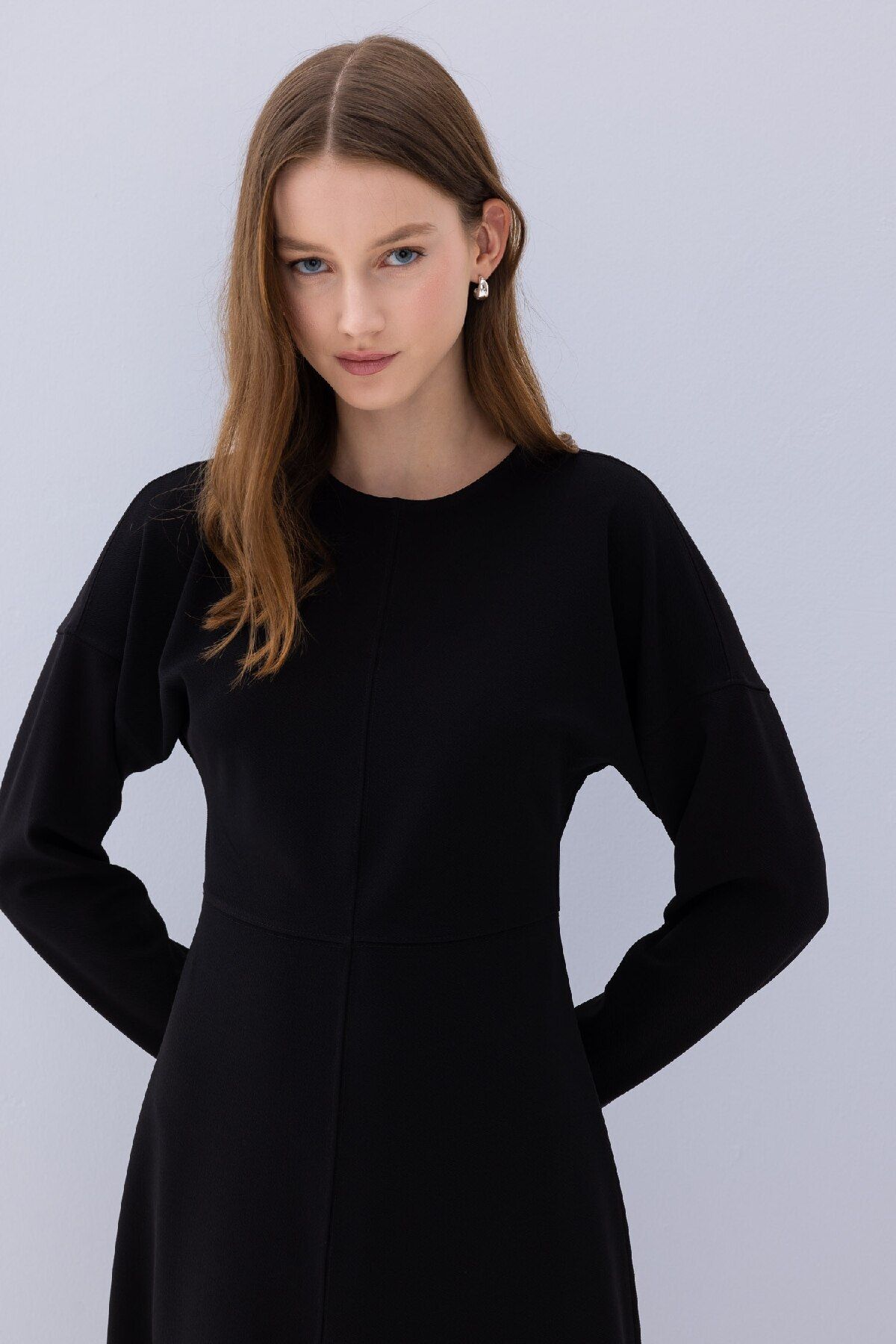 DeFacto-Relax Fit Krepp-Langarm-Maxi-Kleid in Schwarz mit Rundhalsausschnitt D7485ax24wn 3