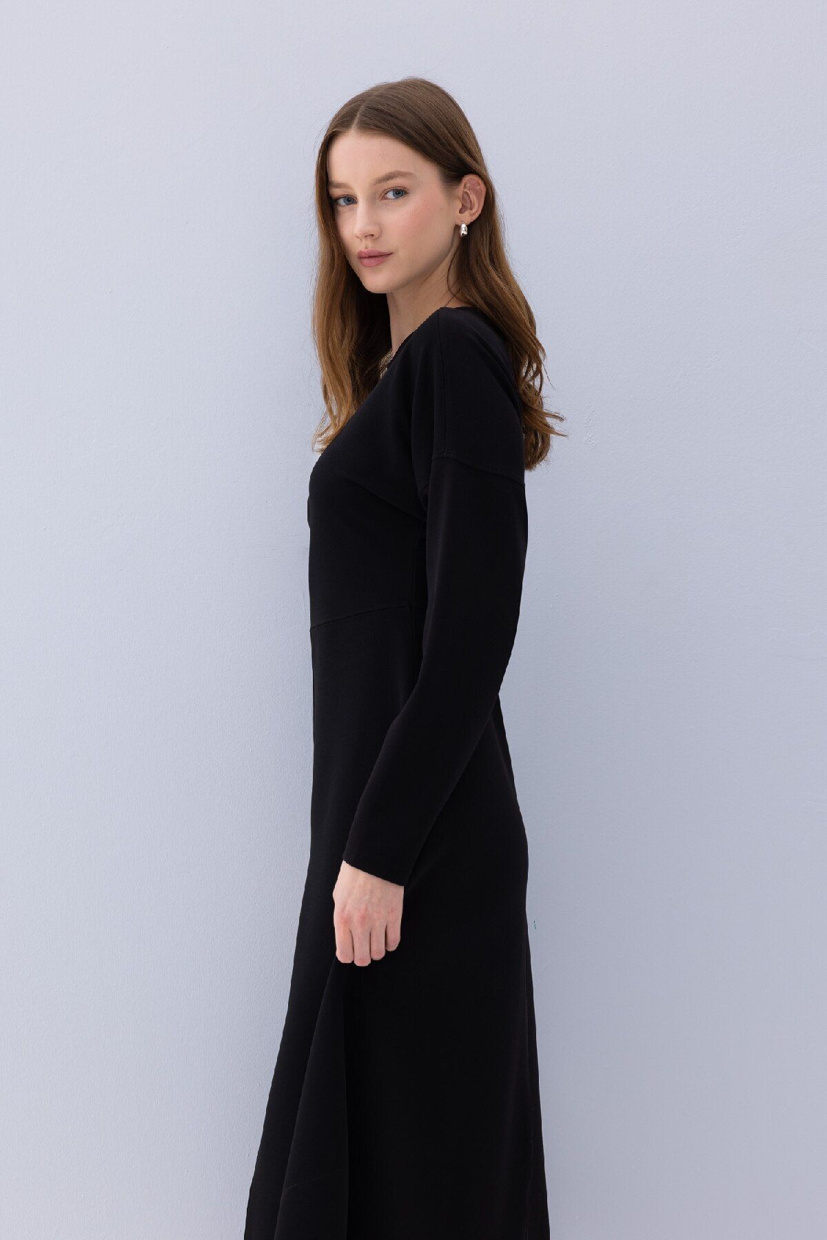 DeFacto-Relax Fit Krepp-Langarm-Maxi-Kleid in Schwarz mit Rundhalsausschnitt D7485ax24wn 2