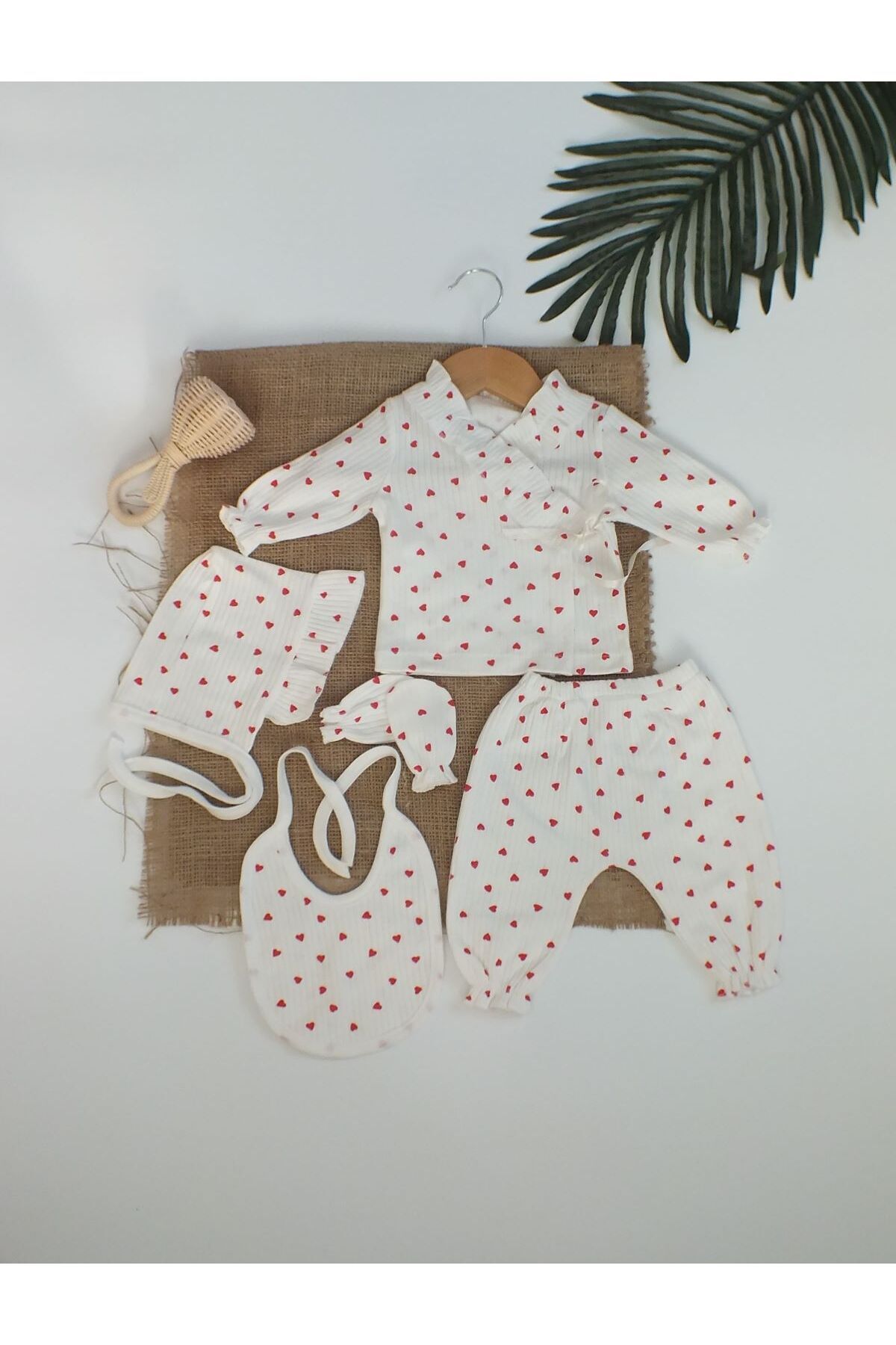 Bebe wini %100 Pamuk 5’li Kırmızı Kalpli Fırfırlı Lora Şapkalı Bebek Hastane Çıkışı Seti fotoğrafı 4 (önizleme)