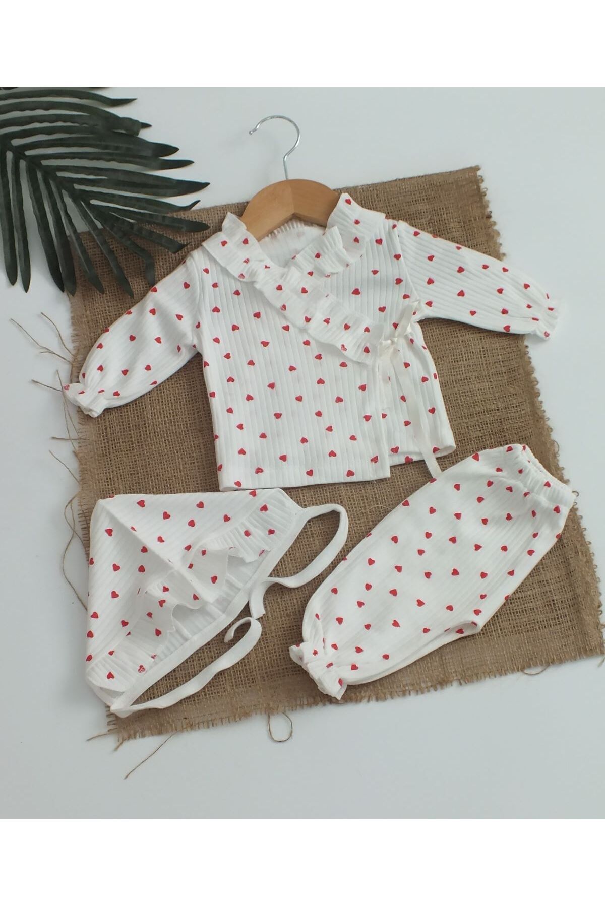 Bebe wini %100 Pamuk 5’li Kırmızı Kalpli Fırfırlı Lora Şapkalı Bebek Hastane Çıkışı Seti fotoğrafı 3 (önizleme)