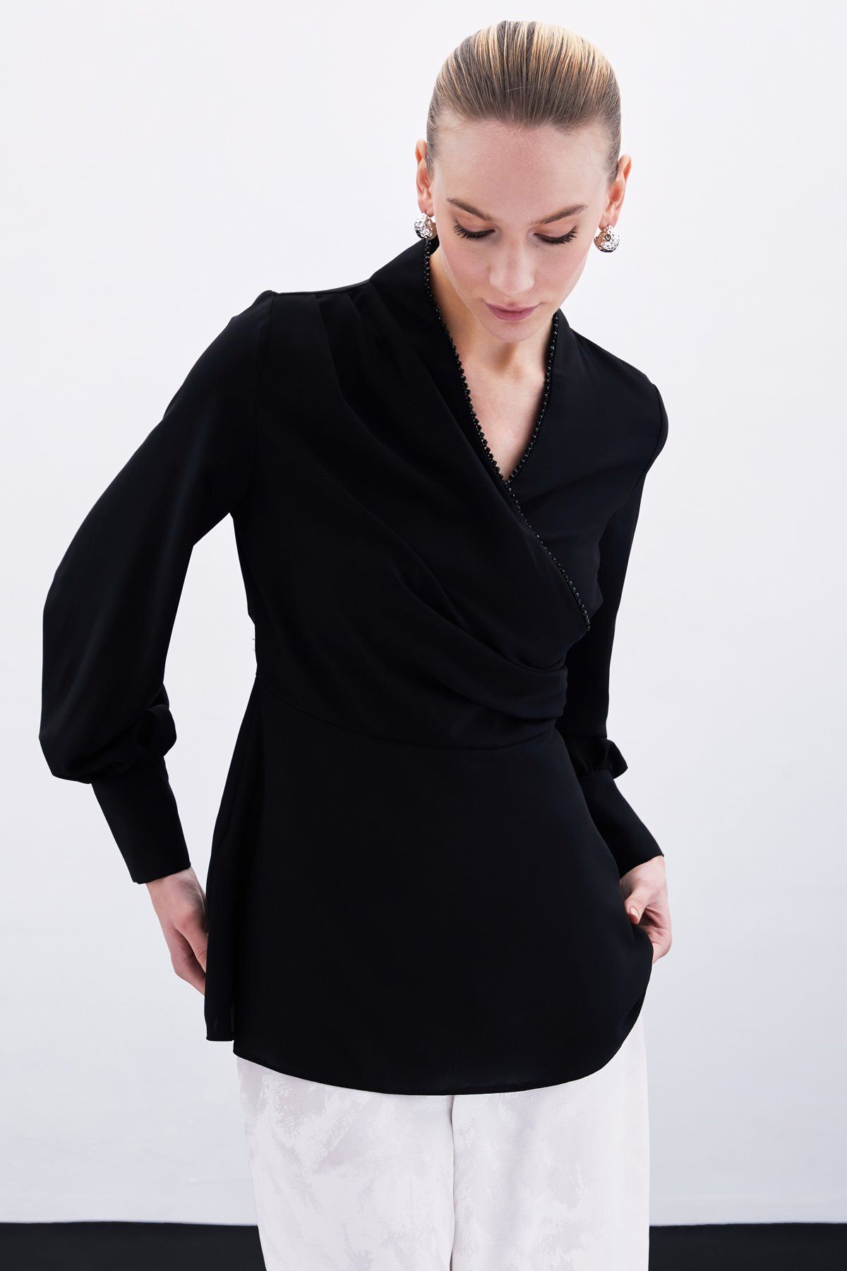 Sateen-Beaded Collar Double Breasted Blouse - Black Model No: Gx9688 1