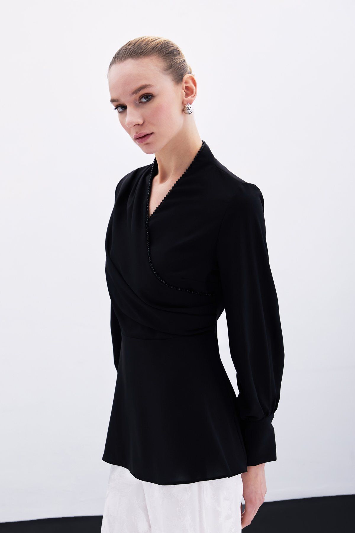 Sateen-Beaded Collar Double Breasted Blouse - Black Model No: Gx9688 3