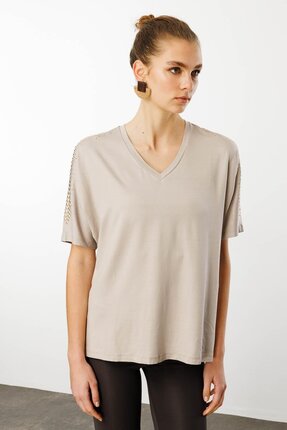 Desen Triko Kadın V Yaka Omuzları Taşlı Penye T-shirt Bej