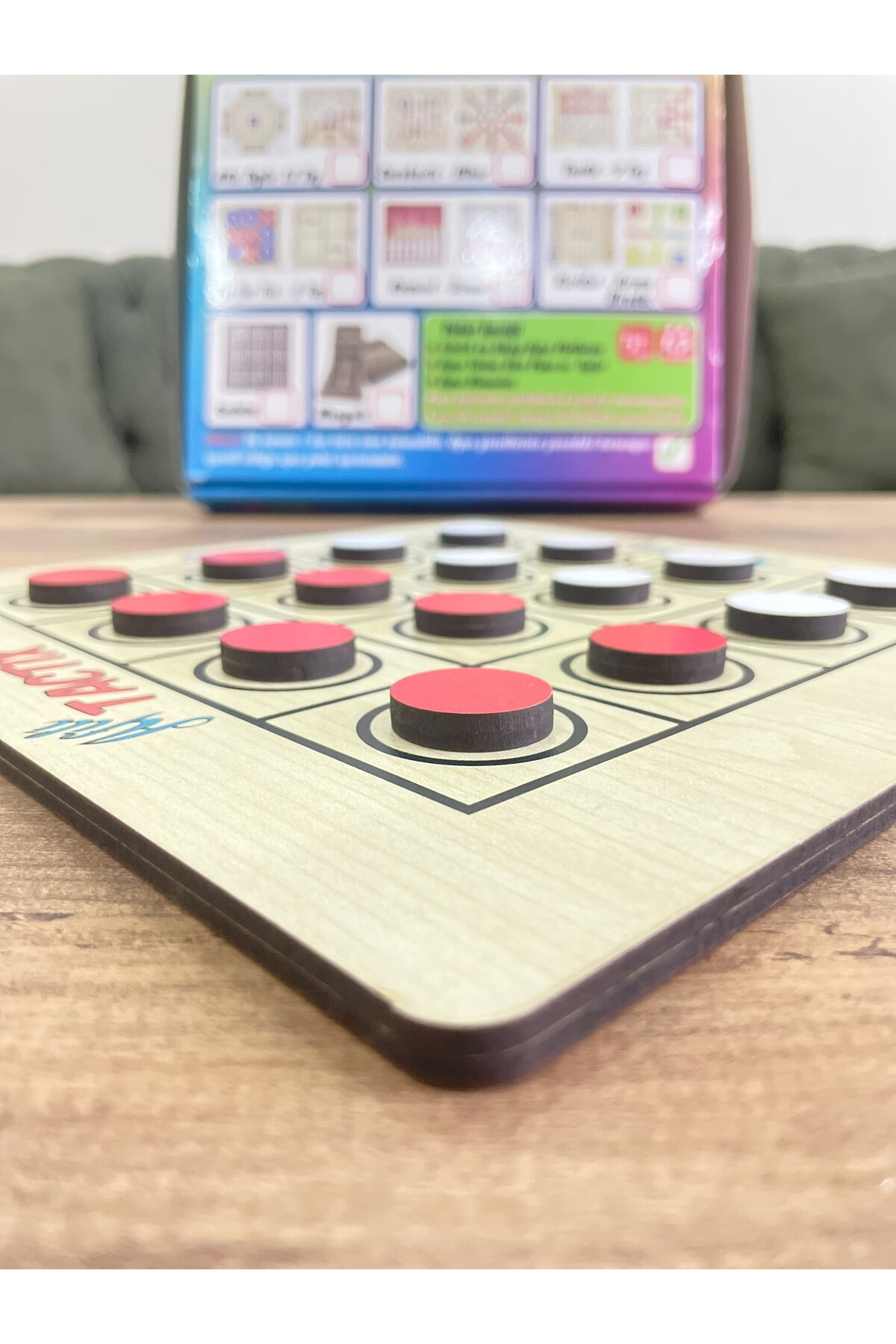 دو بازی در یک میز چوبی؛ بازی‌های ۹ سنگ و تاکتیکس