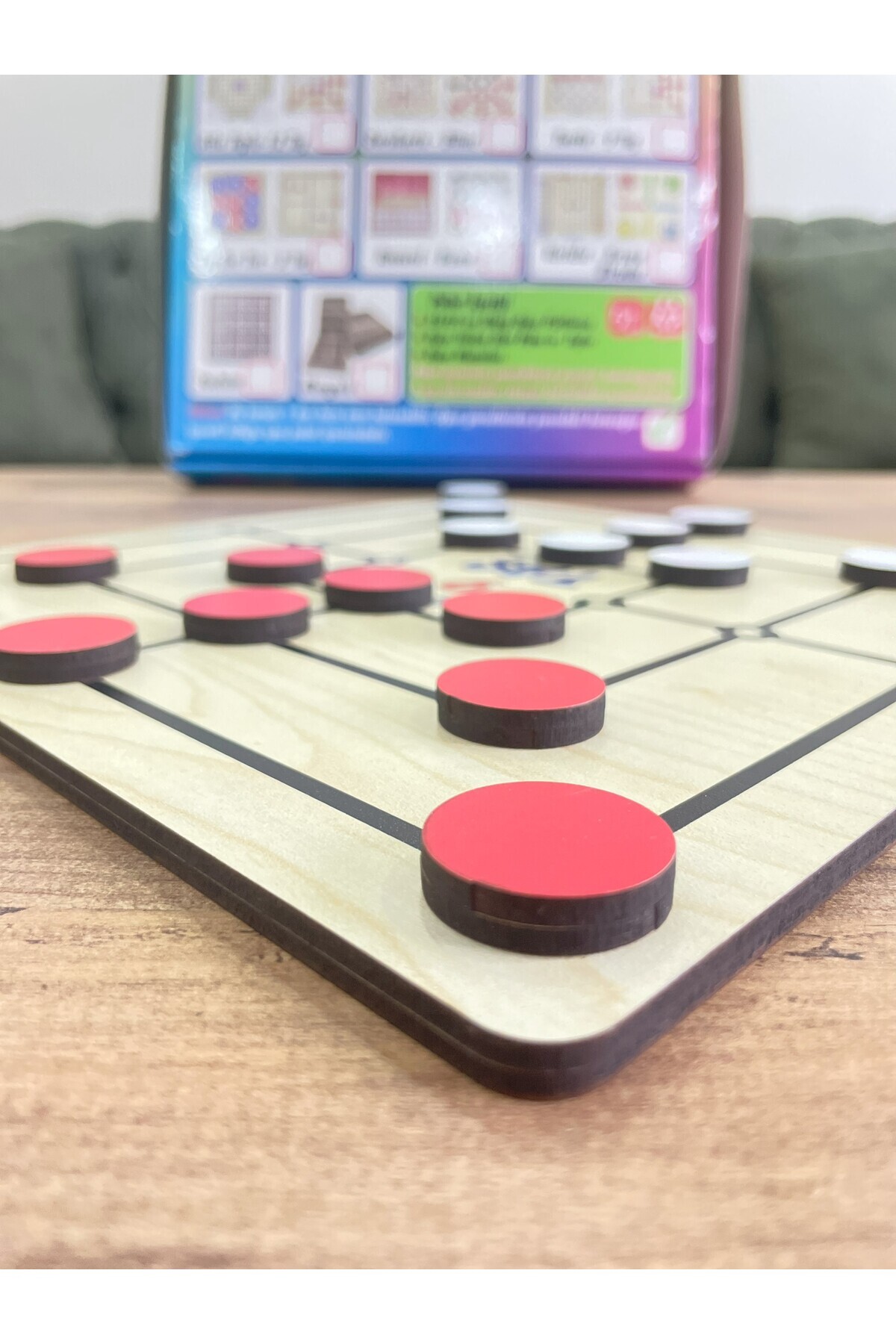 دو بازی در یک میز چوبی؛ بازی‌های ۹ سنگ و تاکتیکس