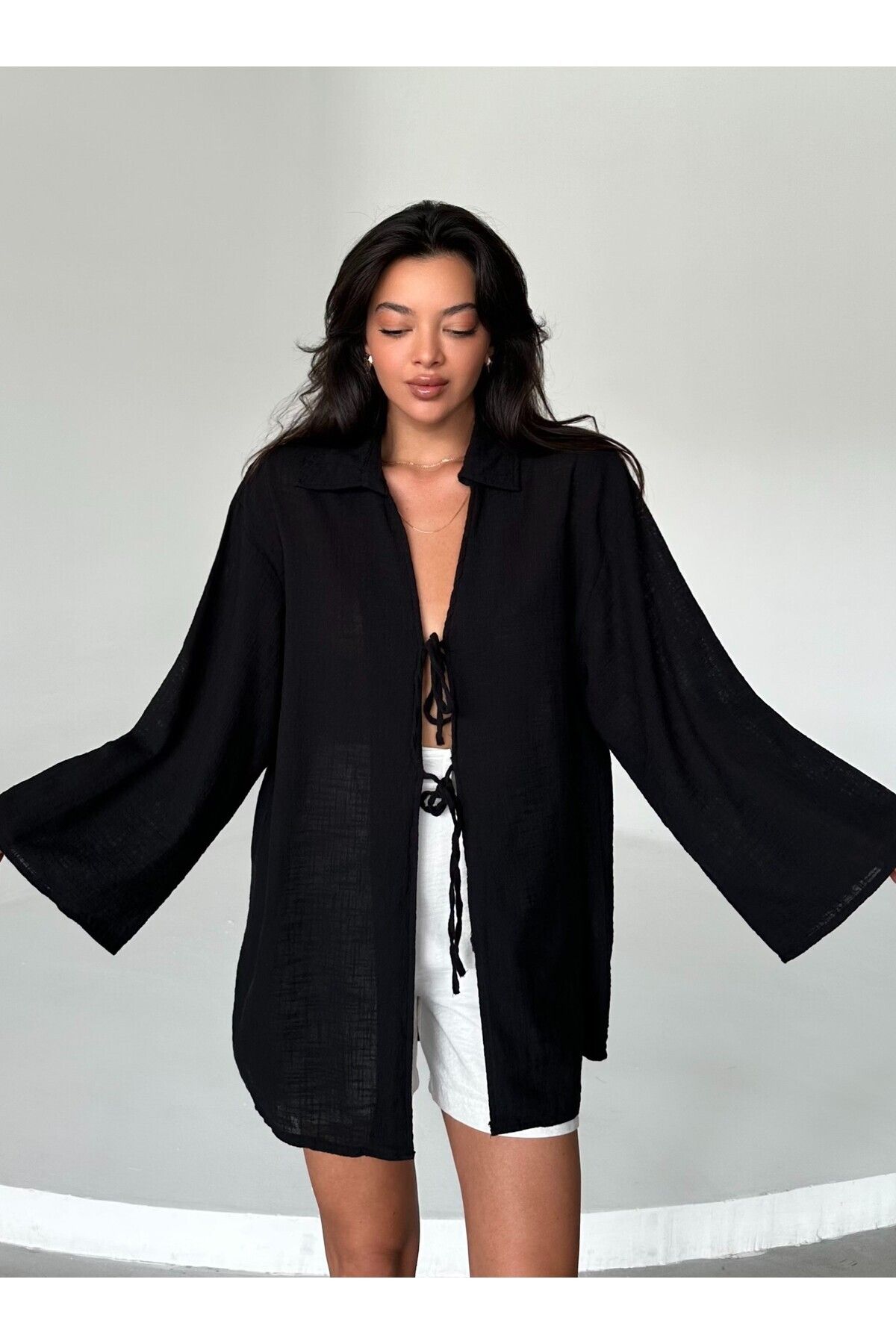 Laluvia Schwarze Kimono-Bluse aus 100 % Leinen mit Spitzendetail