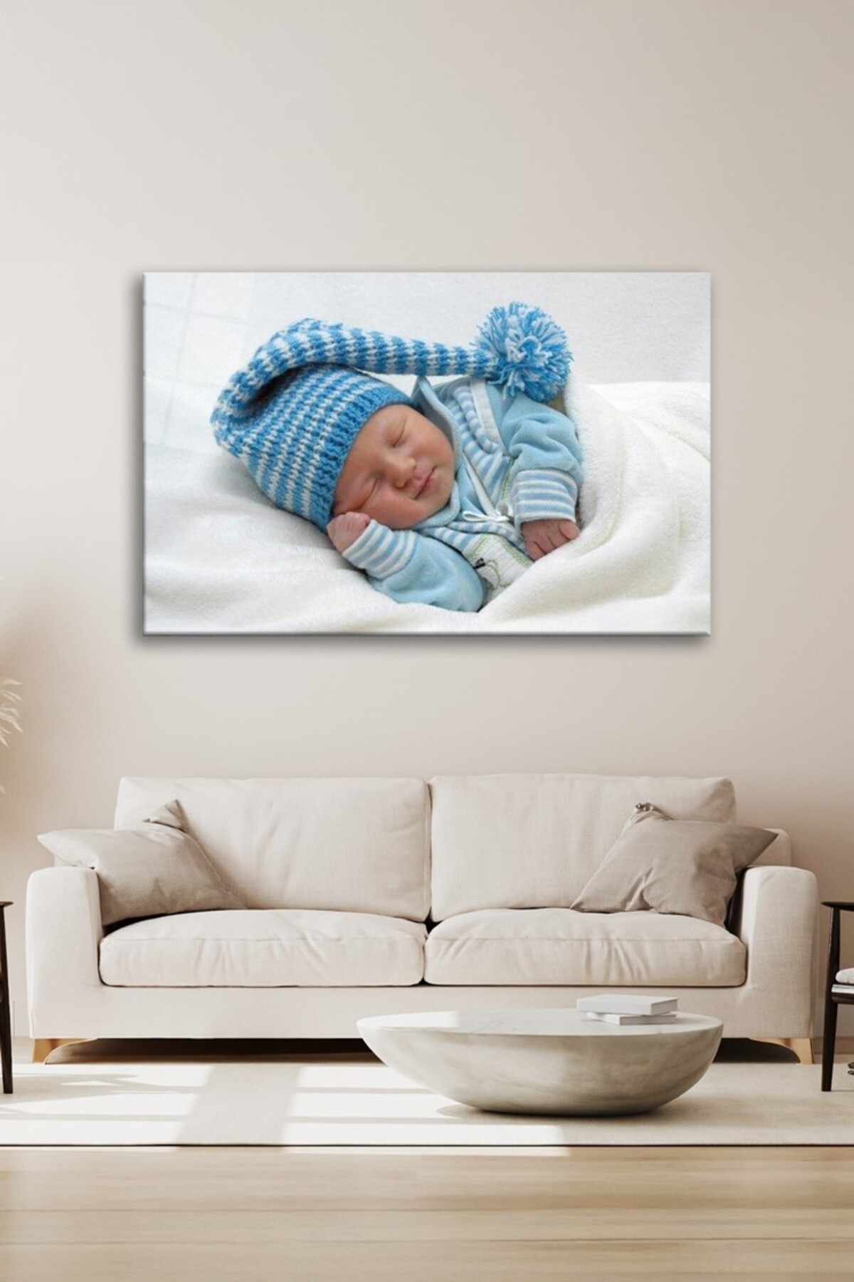 Mavi Şapkalı Uyuyan Bebek Cam Tablo görsel 3