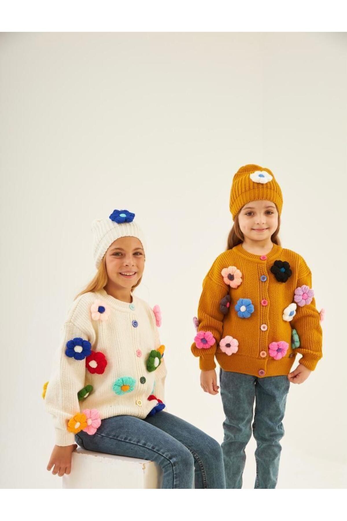 Hilal Akıncı Kids Tricotaj Brodate Cu Margarete Pentru Fete, Cardigan, Pantaloni Din Denim, Beretă, Set De 3 Piese Femeie - 6 years old