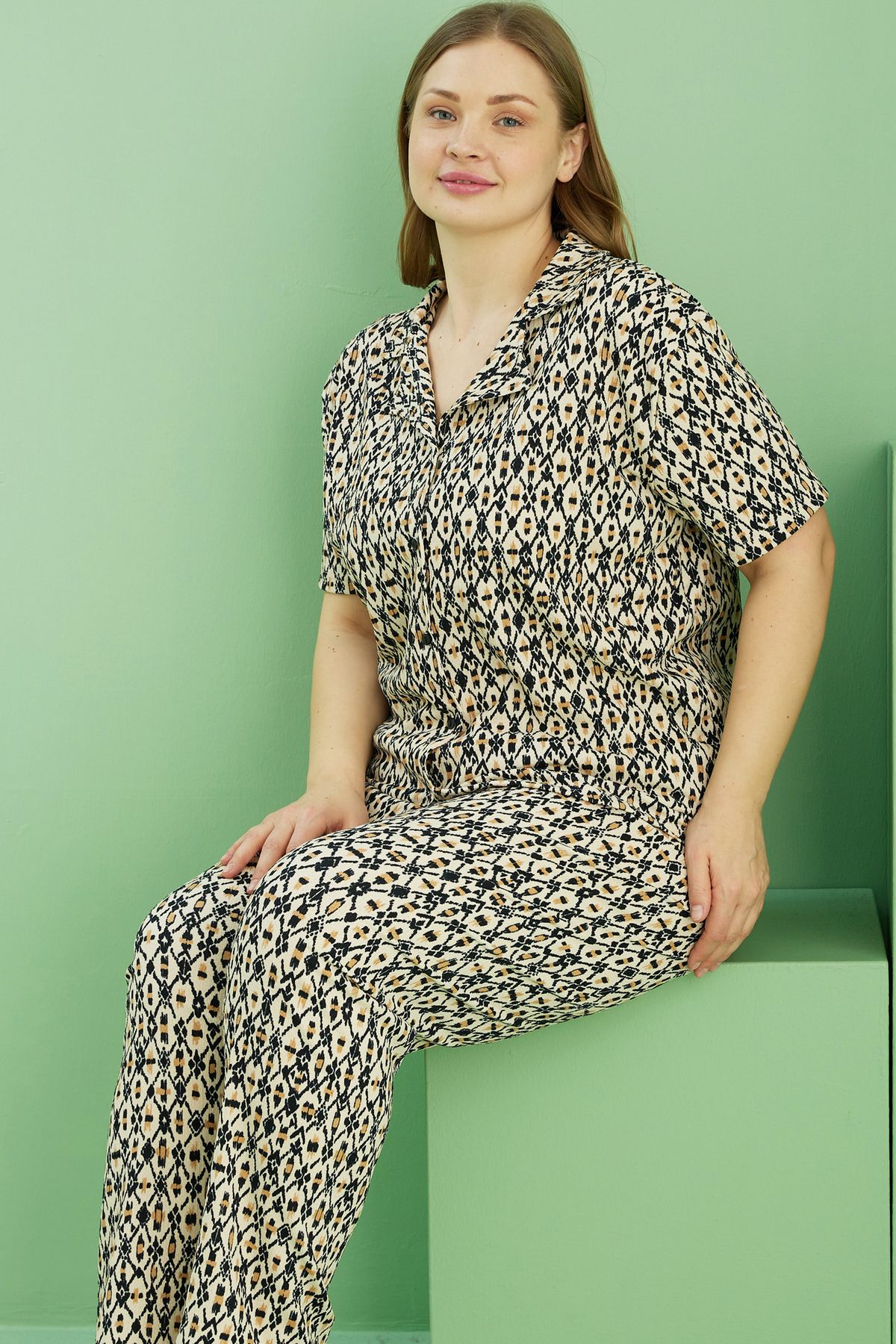 Siyah İnci-Ecru Patterned Bürümcük Krınkıl Fabric Curve Large Size Oversize Buttoned Pajama Set 25118725 1