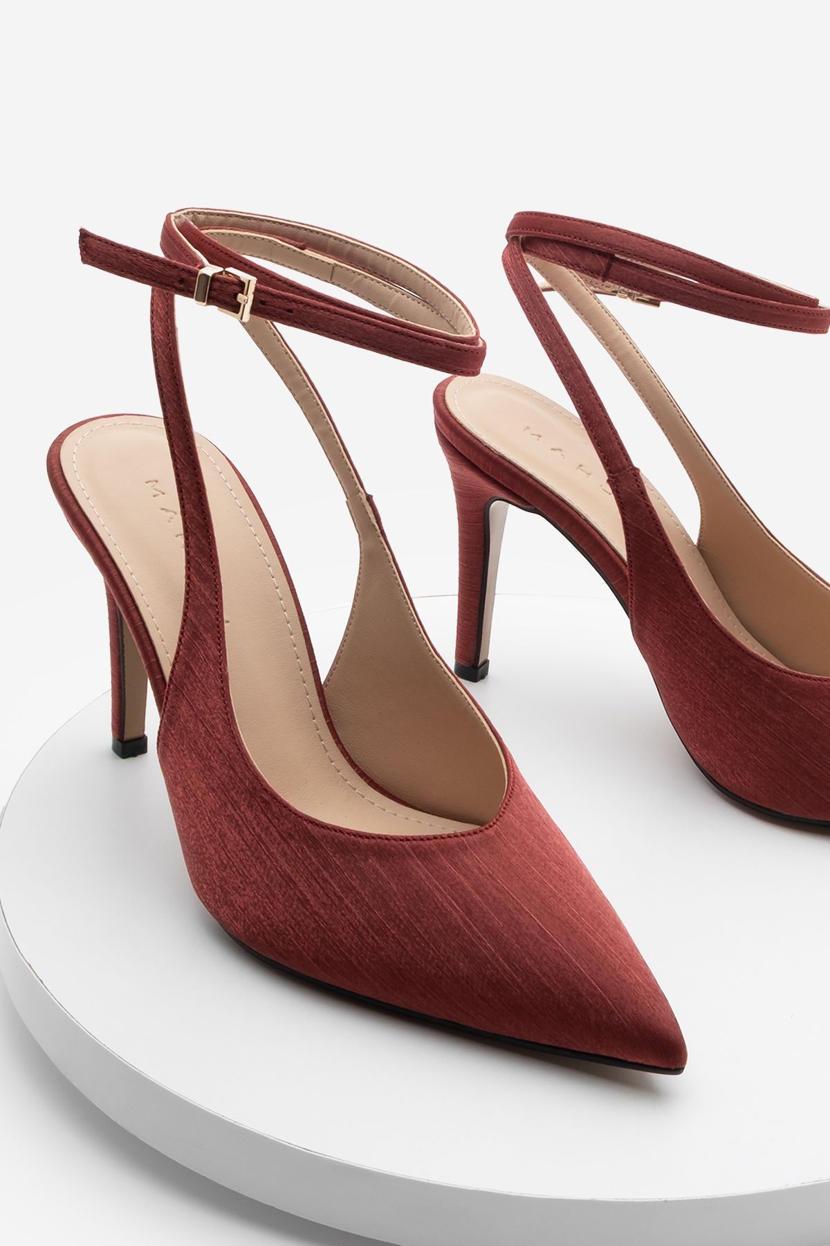 Marjin Kadın Stiletto Sivri Burun Bilekten Bağlamalı Arkası Açık Topuklu Ayakkabı Gisan Bordo Saten