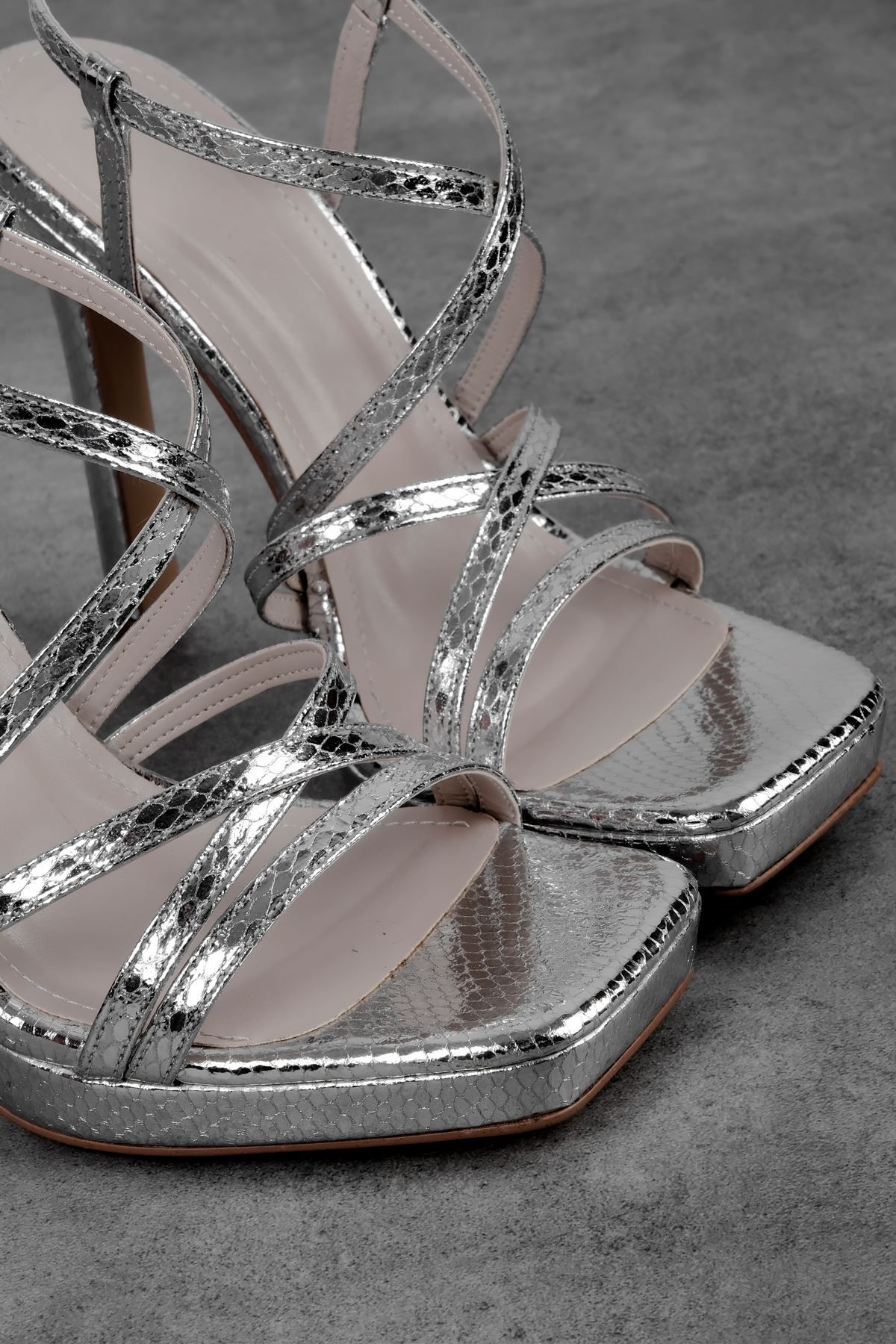 Lal Shoes & Bags-حذاء Caseta نسائي بكعب عالٍ وشريط للكاحل متقاطع - فضي 3