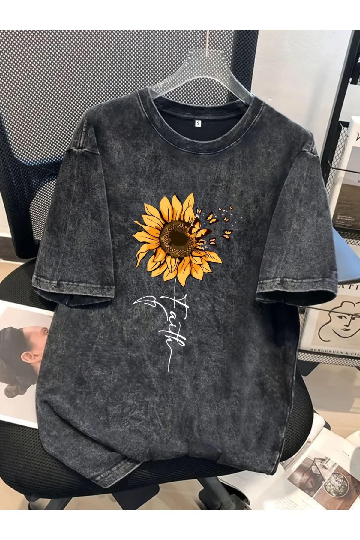 EFFRENATU Слънчогледово щамповано органично батиково памучно черно унисекс те...