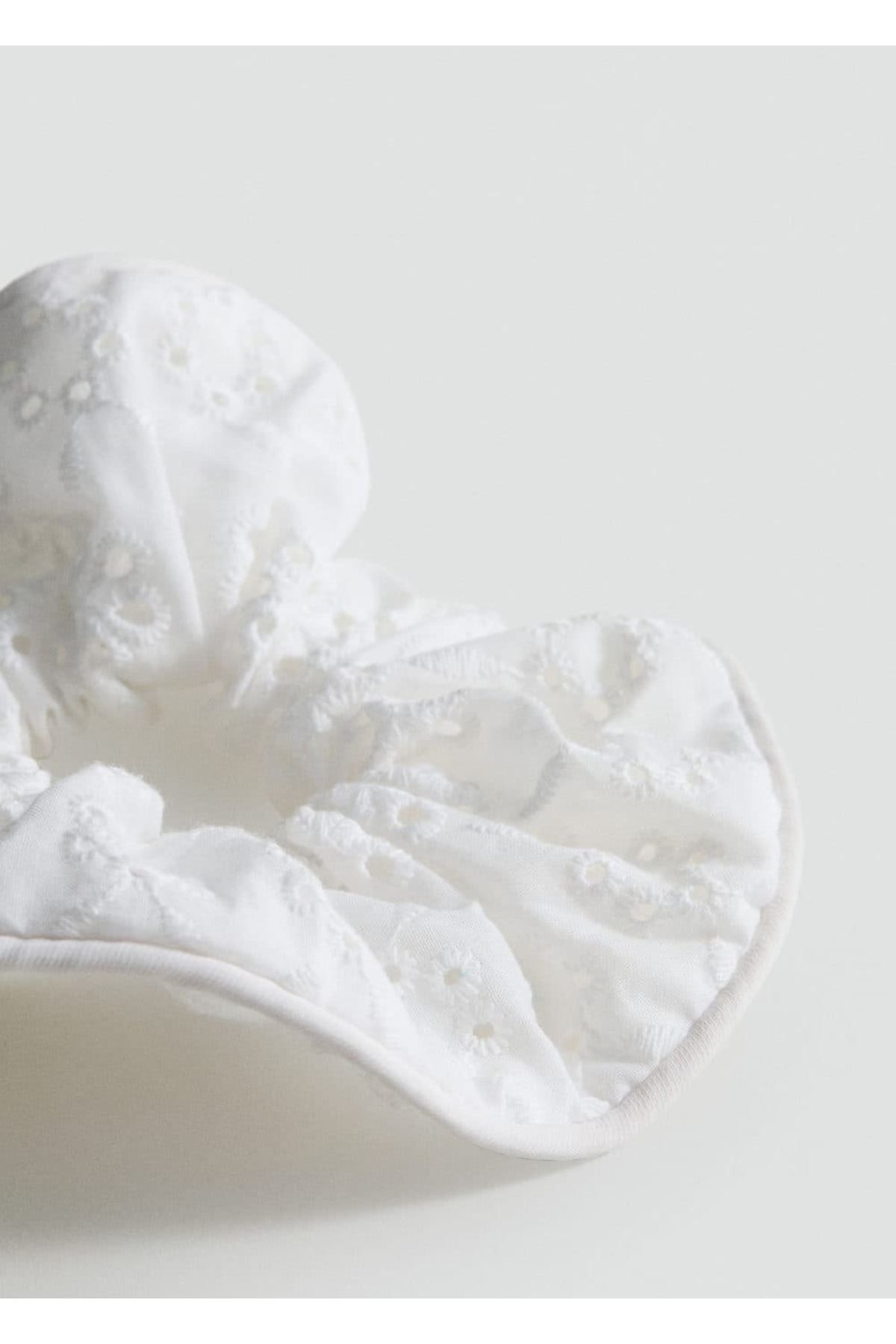 Ajur detaylı çiçekli lastik toka