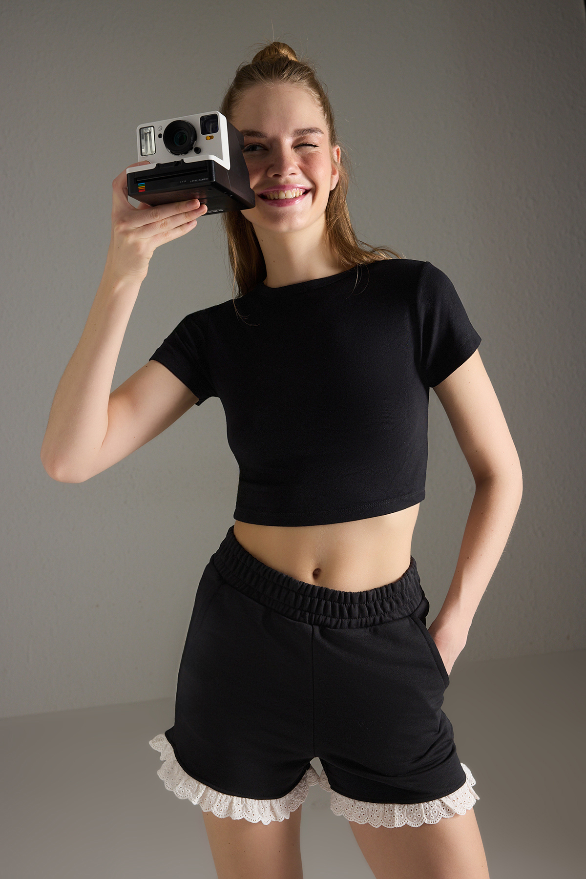 Trendyolmilla  Siyah Brode ve Cep Detaylı Mini Şort & Bermuda TWOSS25SR00203 - Görsel 2