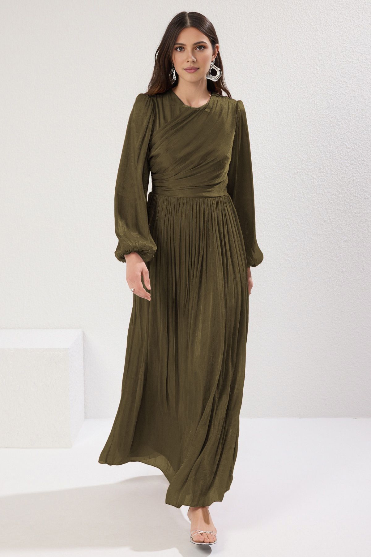 Trendyol Modest Sukienka wieczorowa z szyfonu z ozdobnym paskiem w kolorze khaki, z połyskującą podszewką TCTAW25DB00012