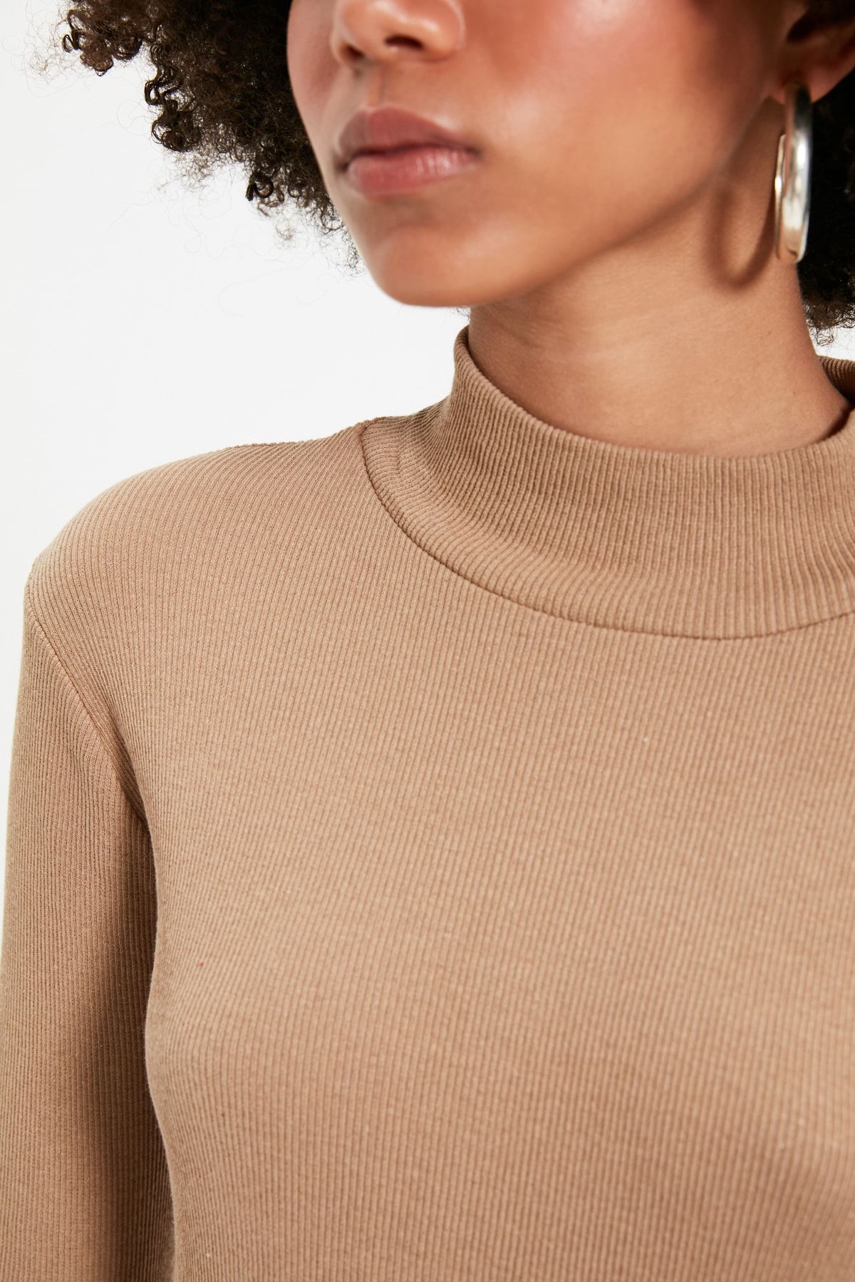 Trendyol Collection-Nerzfarbene, taillierte, langärmlige, gerippte, dehnbare Strickbluse mit hohem Kragen TWOAW21BZ0423 4