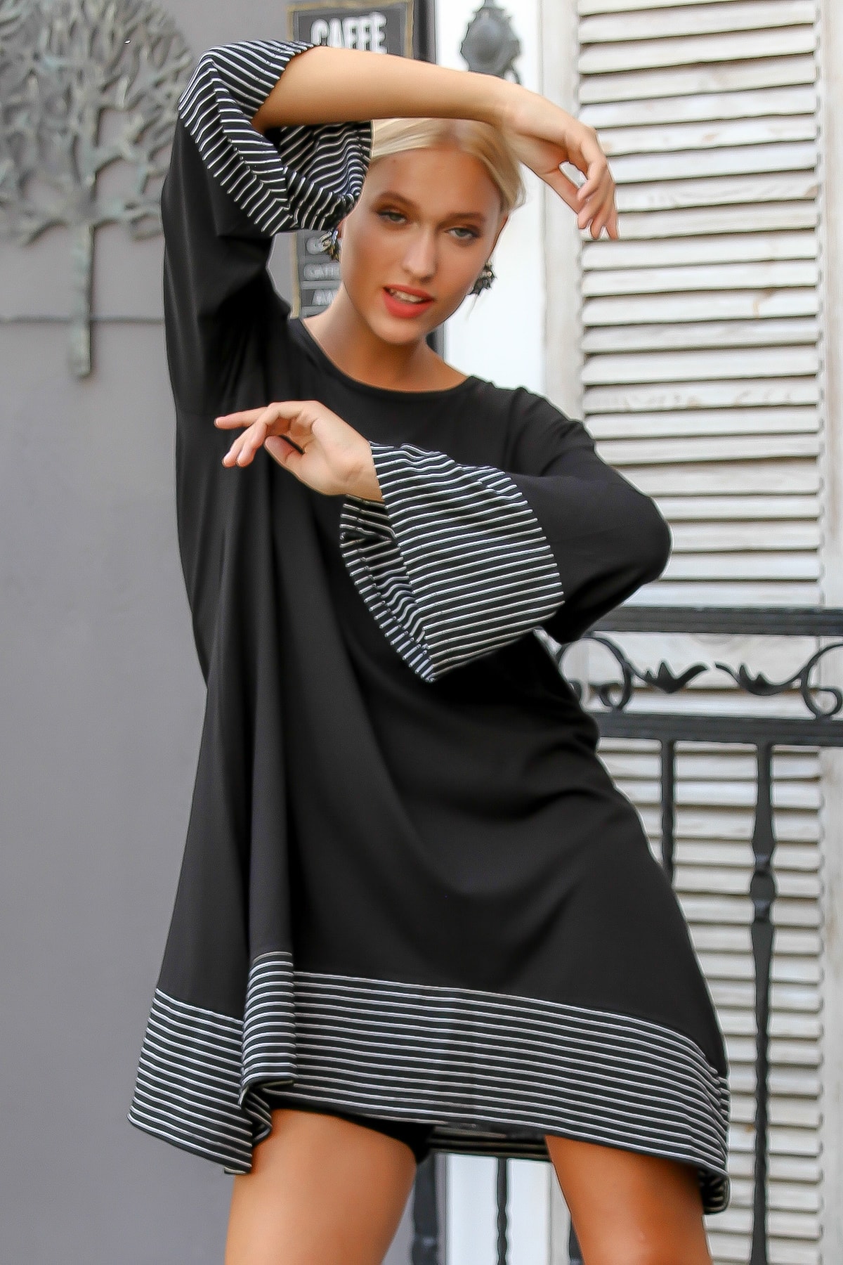 Kadın Siyah Sıfır Yaka Kol Ve Etek Ucu Çizgi Bloklu Asimetrik Oversize Tunik Elbise M10160000EL94207