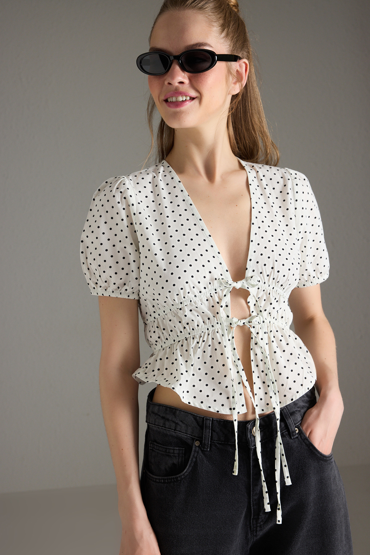 Trendyolmilla  Beyaz Önü Bağlama Detaylı Puantiyeli V Yaka Gömlek TWOSS25BZ00508