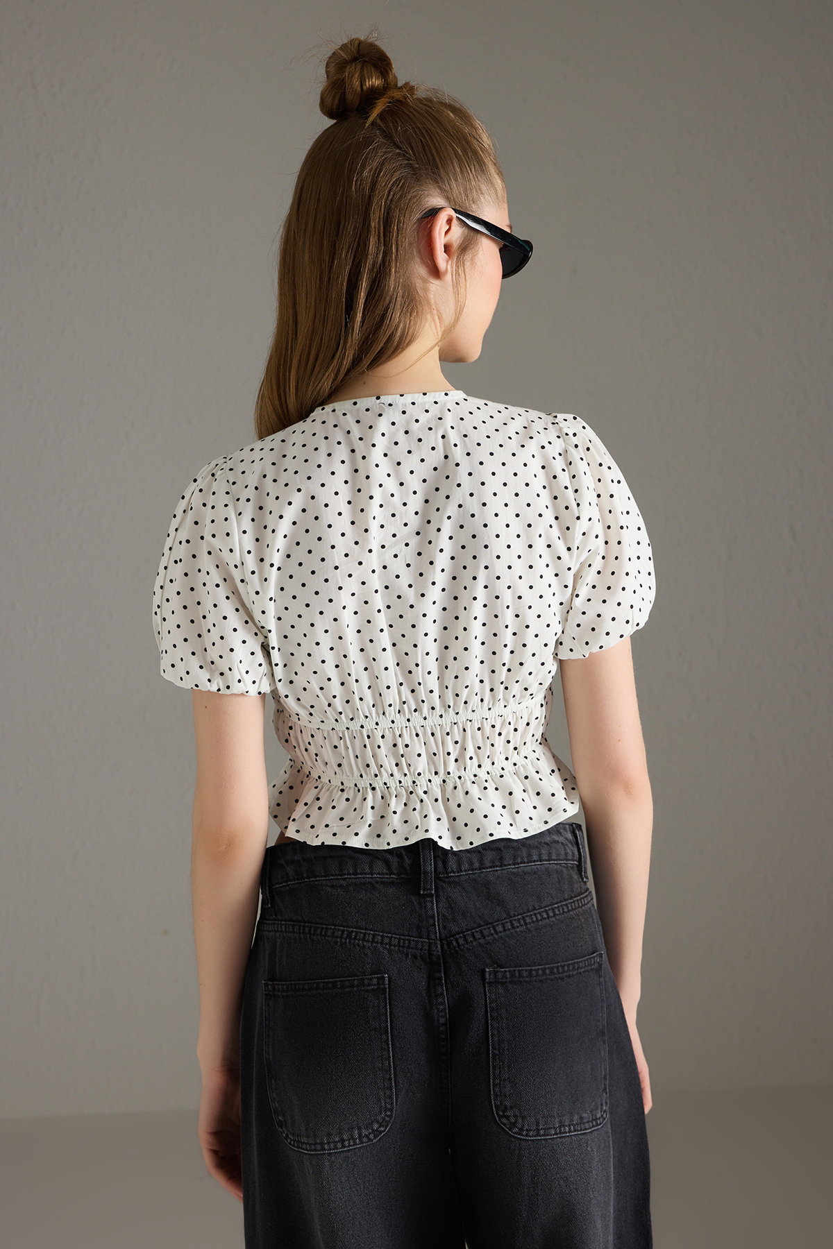 Trendyolmilla  Beyaz Önü Bağlama Detaylı Puantiyeli V Yaka Gömlek TWOSS25BZ00508 - Görsel 4