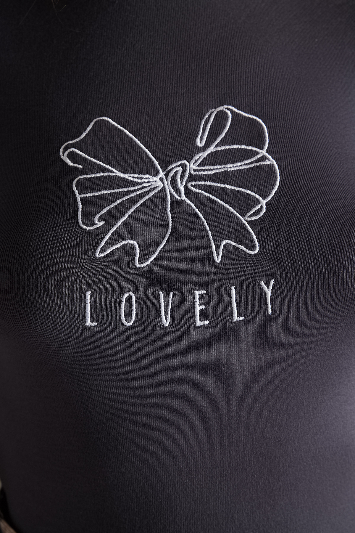 Trendyolmilla  Antrasit Kurdele Baskılı Fitted/Vücuda Oturan Fitilli Esnek Örme T-Shirt TWOSS24TS00231 - Görsel 7