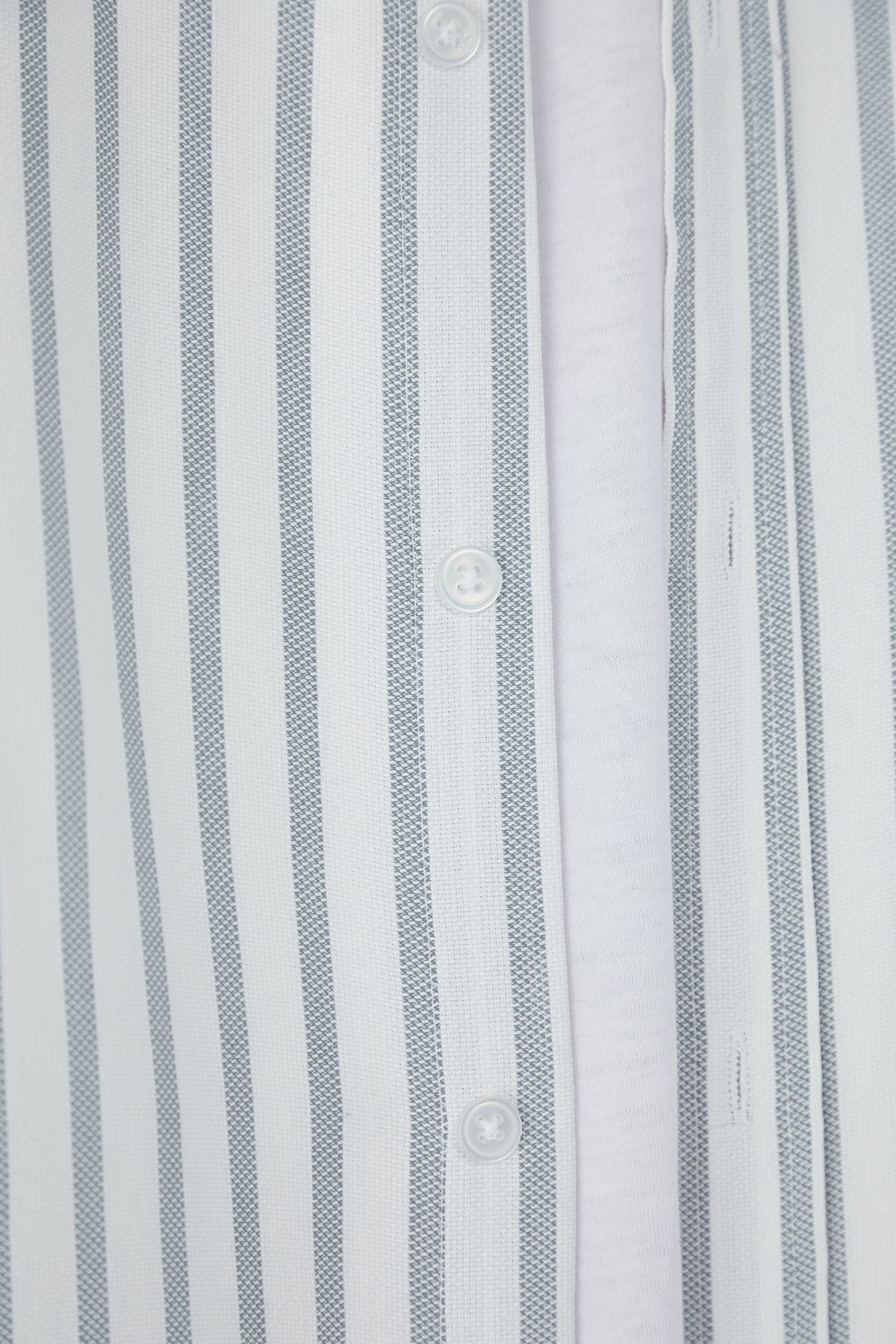 Trendyol Collection-Khakifarbenes, gestreiftes Oxford-Herrenhemd mit normaler Passform und leicht zu bügeln TMNSS25GO00078 5