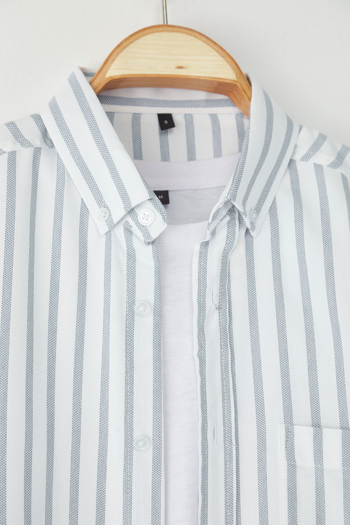 Trendyol Collection-Khakifarbenes, gestreiftes Oxford-Herrenhemd mit normaler Passform und leicht zu bügeln TMNSS25GO00078 4