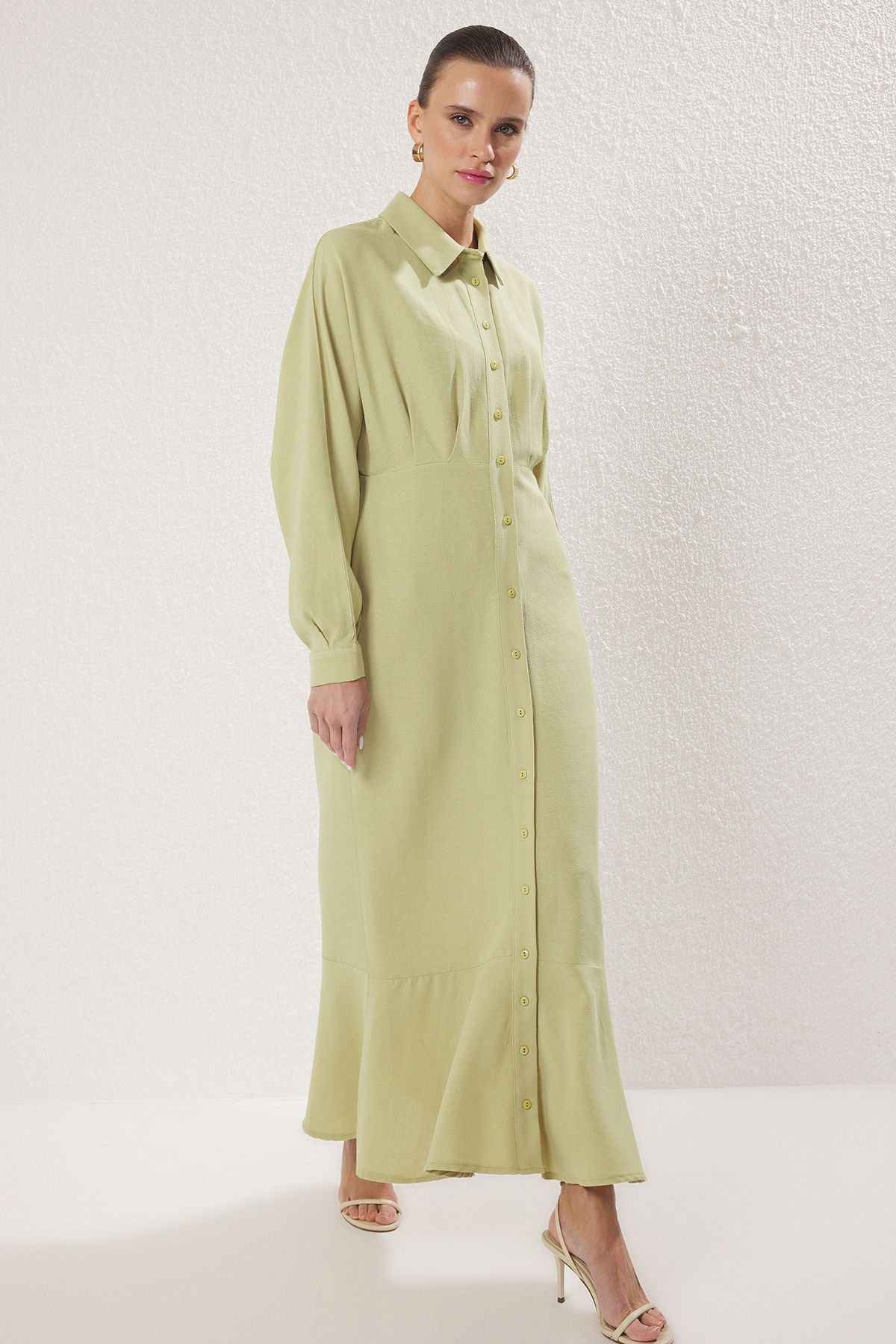 Trendyol Modest-Khakifarbenes, gewebtes Hemdkleid mit Leinenanteil TCTSS25EB00103 2