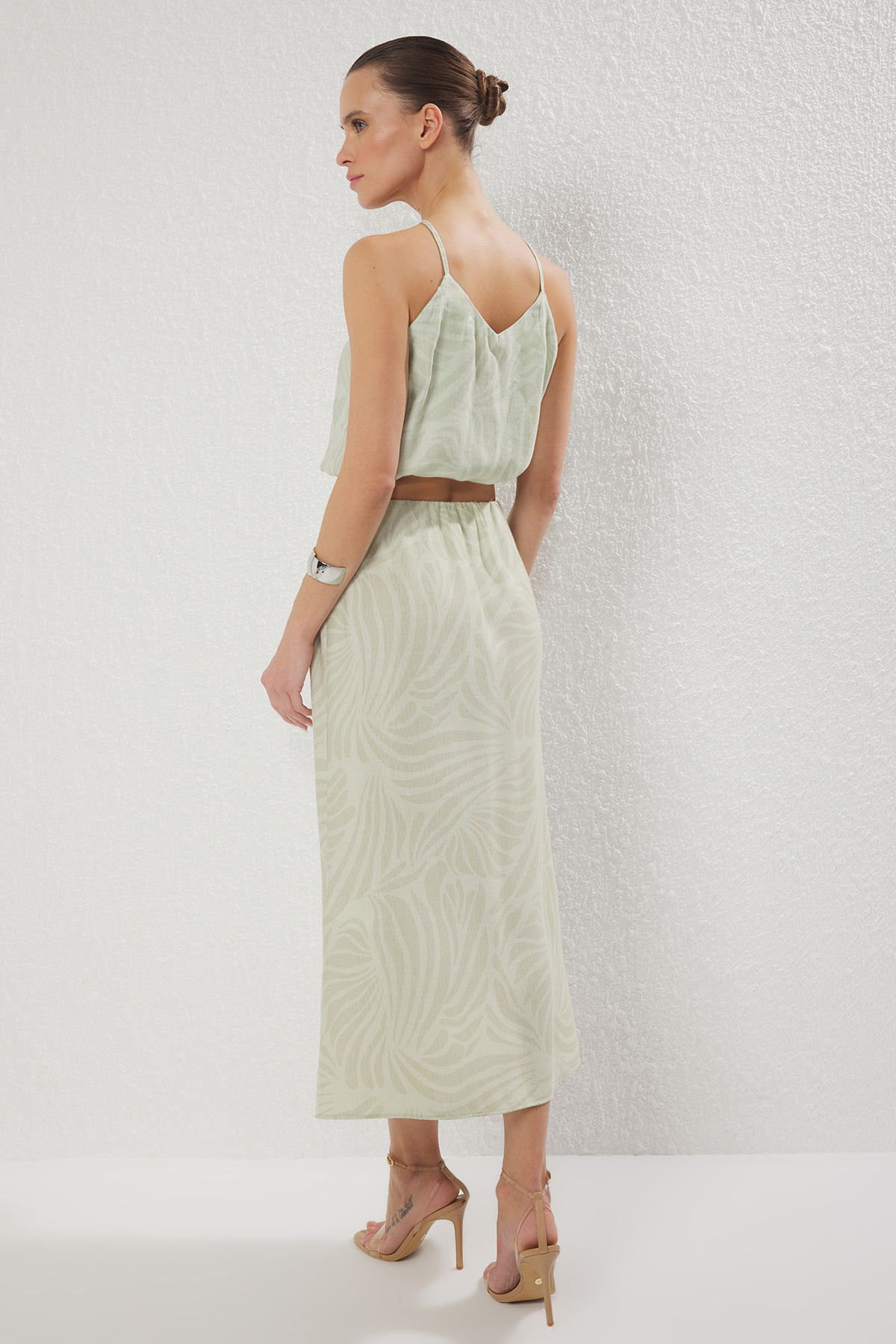 Trendyolmilla  Yeşil Desenli Bluz Midi Etek Viskon Dokuma Alt-Üst Takım TWOSS25AU00106 - Görsel 4